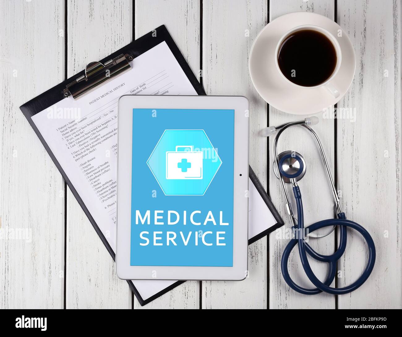 Tablet-pc auf Arzttisch, Konzept der medizinischen Dienstleistung Stockfoto