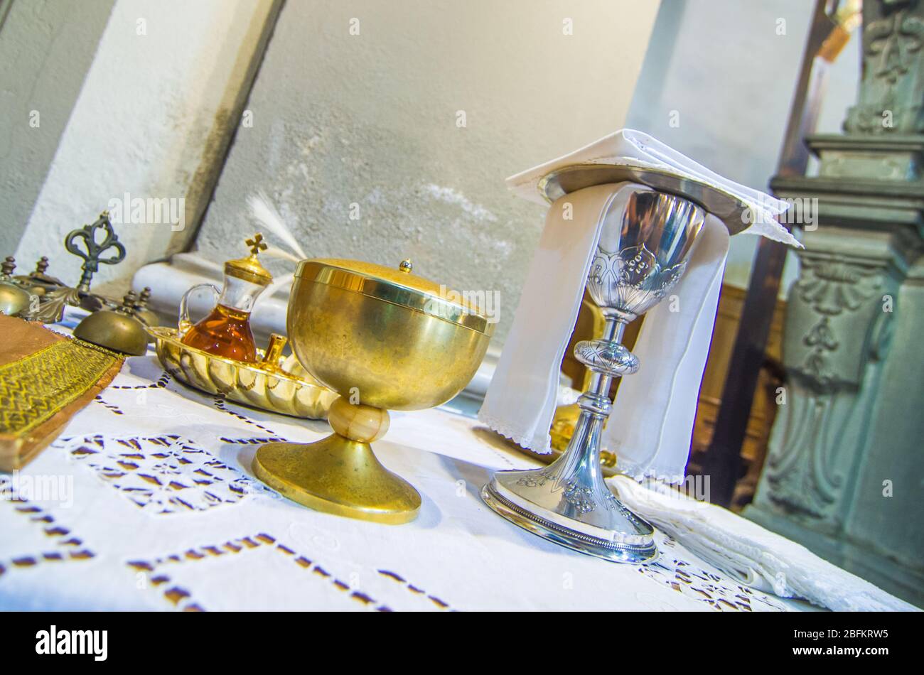 In der Kirche wird Wein zum Blut christi, und die Hostie wird zum Leib christi Stockfoto