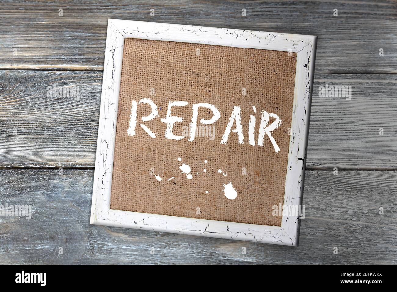 Holzschild mit Text Reparatur auf Holzwandhintergrund Stockfoto