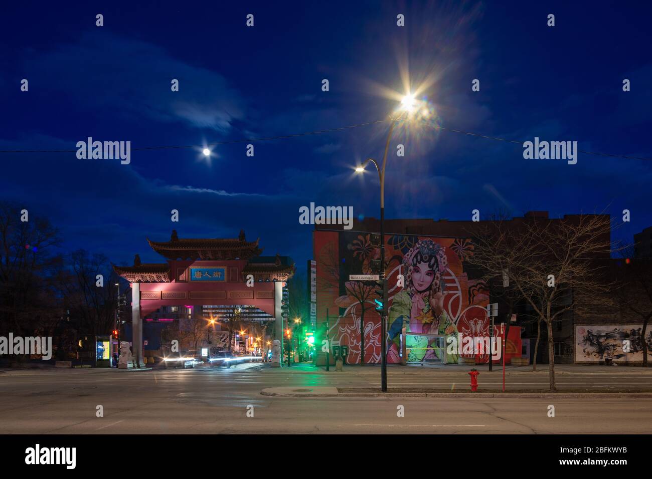 Eingang von Chinatown zur blauen Stunde, während Montreal unter Gefangenschaft ist Stockfoto