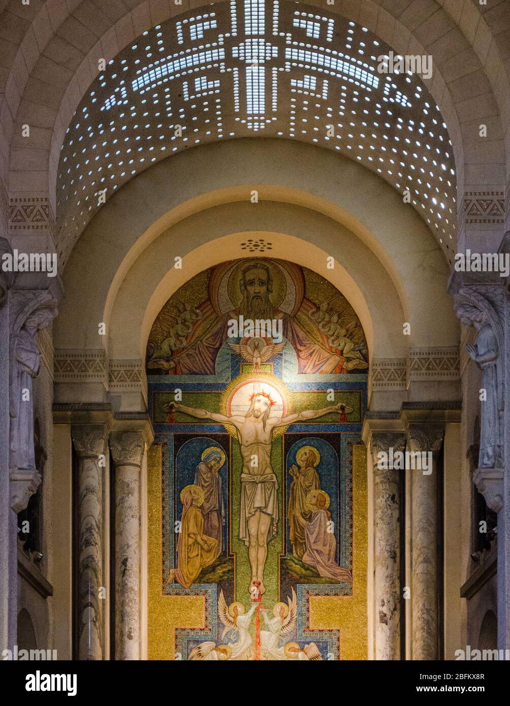 Das Kreuzigungsmosaik von Antoine Molkenboer. Jesus und der Heilige Geist in der Basilika der Heimsuchung, Annecy, Frankreich Stockfoto