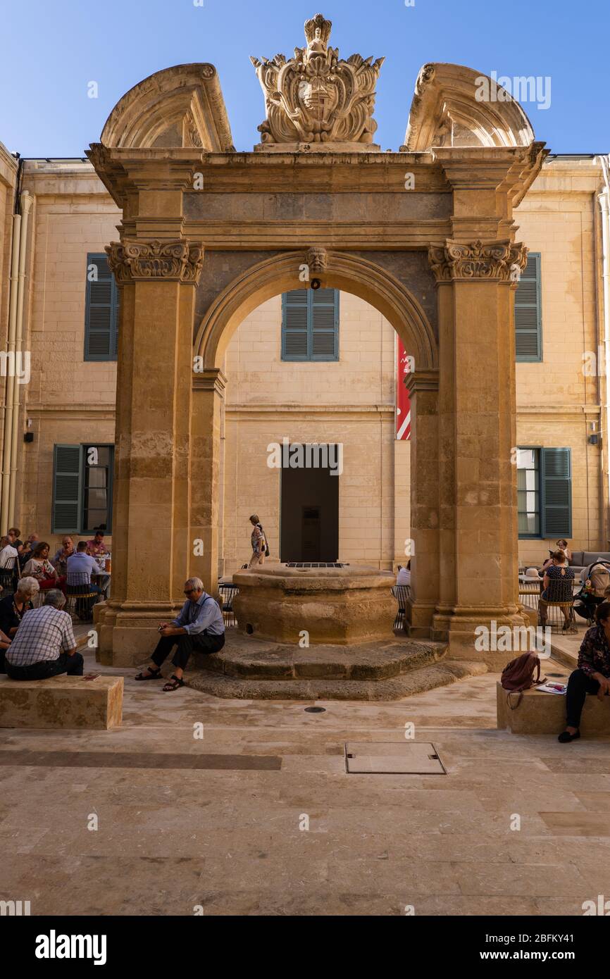 Valletta, Malta - Oktober 13, 2019: Nationalmuseum der Schönen Künste, Innenhof mit Bogenportal Stockfoto