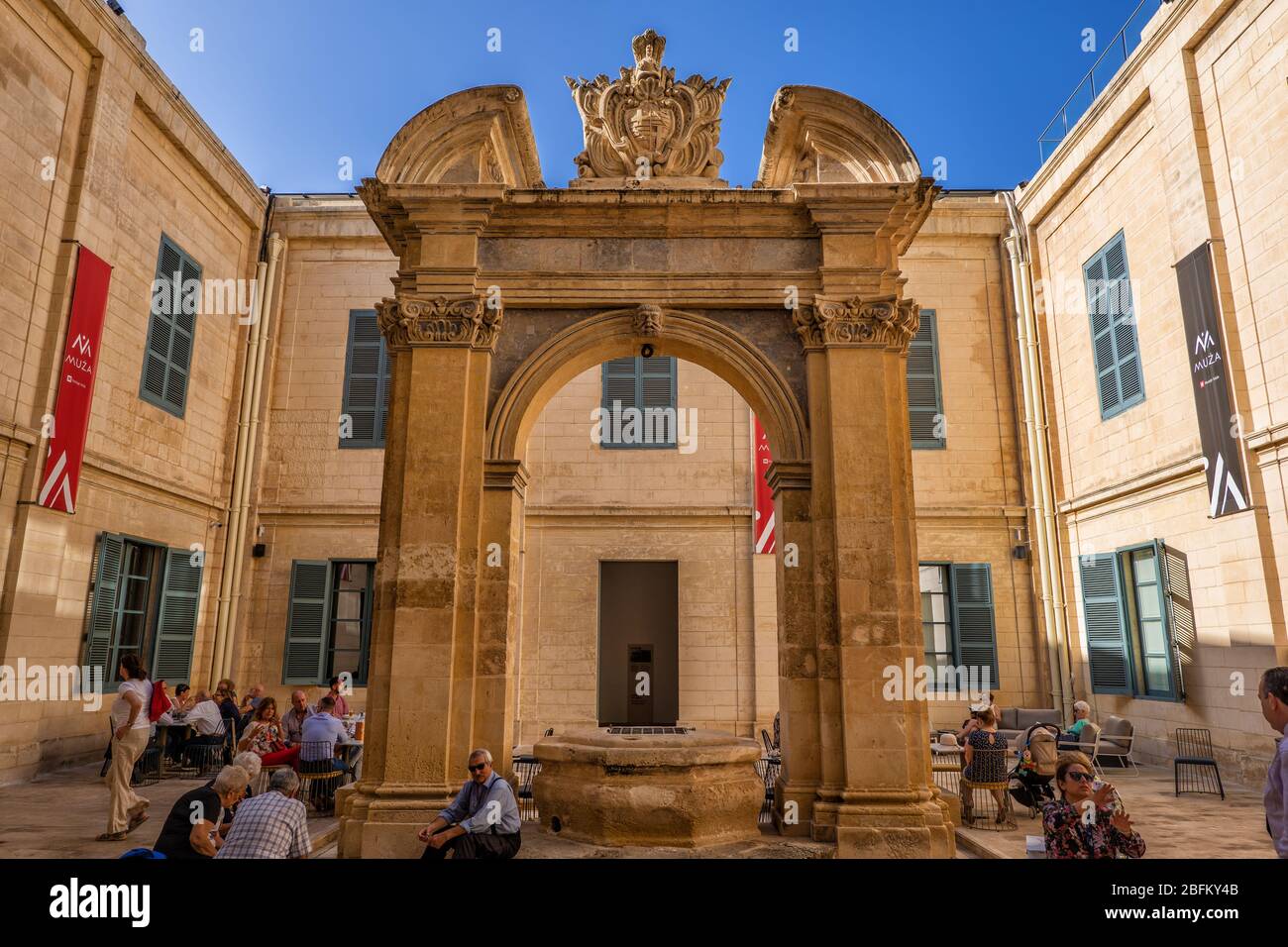 Valletta, Malta - Oktober 13, 2019: Nationalmuseum der Schönen Künste, Innenhof mit Bogenportal Stockfoto