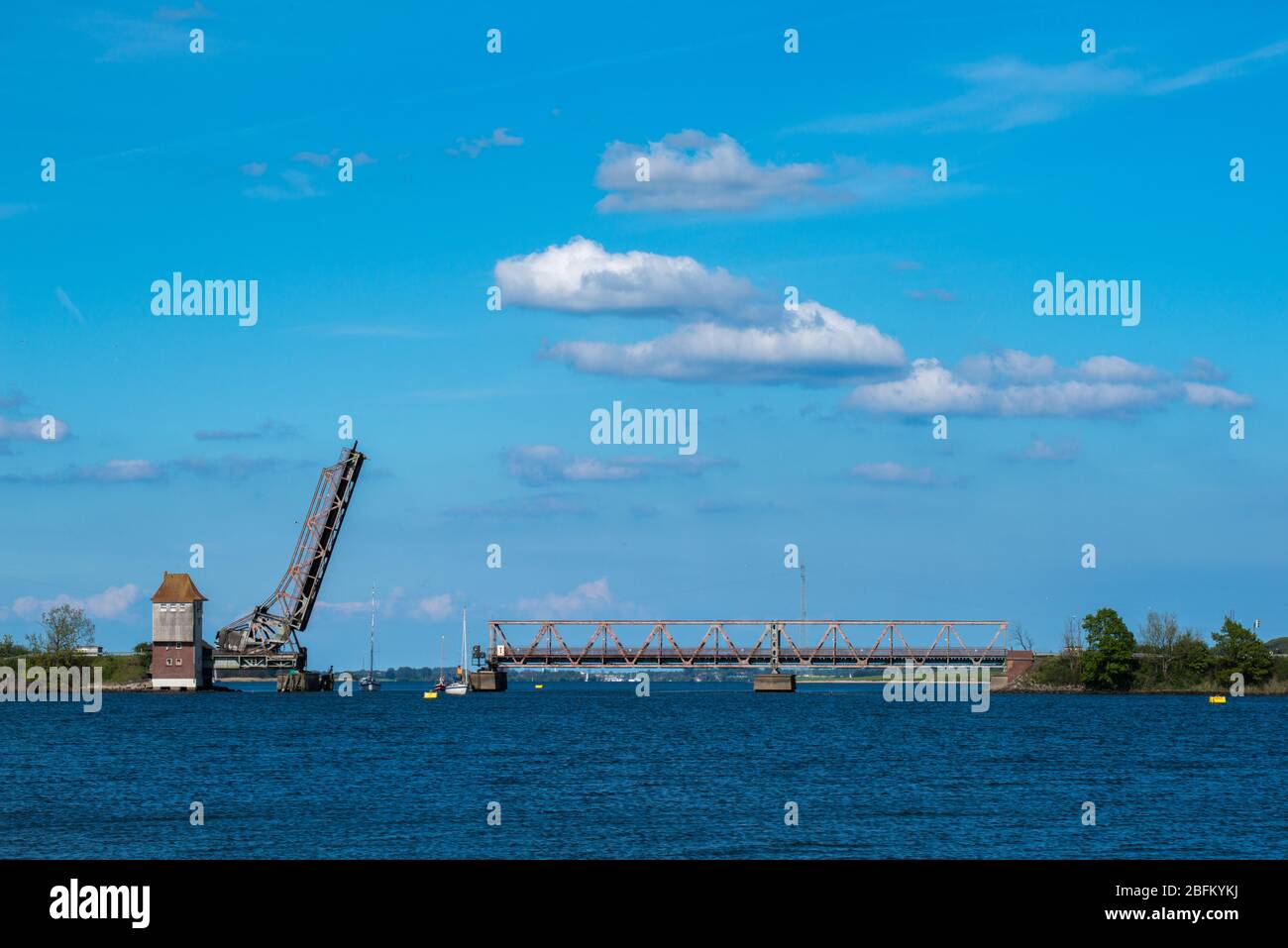 Lindaunisbrücke über den Schlei Fjord, Gemeinde Lindaunis in der Landschaft von Angeln, Schleswih-Holstein, Norddeutschland, Mitteleuropa Stockfoto