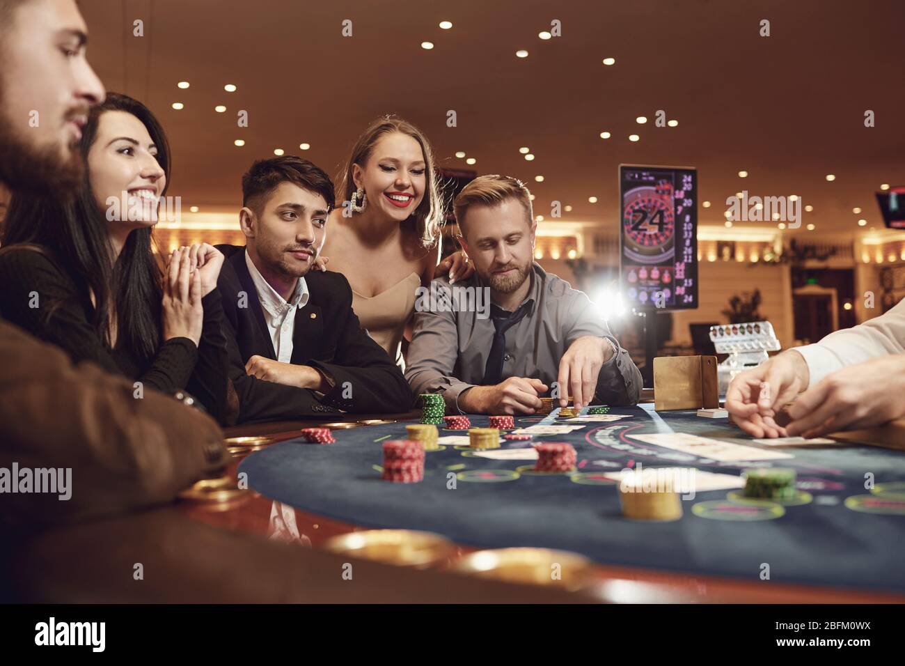 Eine Gruppe junger Leute spielt in einem Casino. Stockfoto