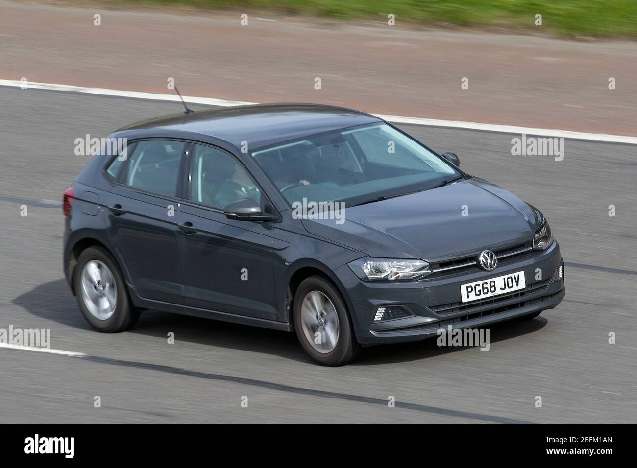 2019 schwarz VW Volkswagen Polo SE EVO; Fahrzeug Verkehr bewegende Fahrzeuge, Fahren Fahrzeug auf UK Straßen, Motoren, Autofahren auf der Autobahn M6 Stockfoto