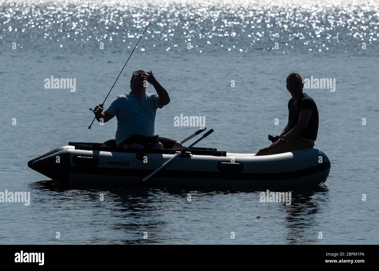 19. April 2020, Nordrhein-Westfalen, Möhnesee: Zwei Angler sind mit einem  Schlauchboot auf dem Wasser. Foto: Bernd Thissen/dpa Stockfotografie - Alamy