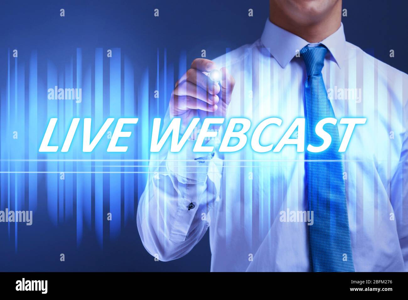 Geschäftsmann schreibt Live-Webcast auf virtuellen Bildschirm. Internet- und Netzwerkkonzept. Stockfoto