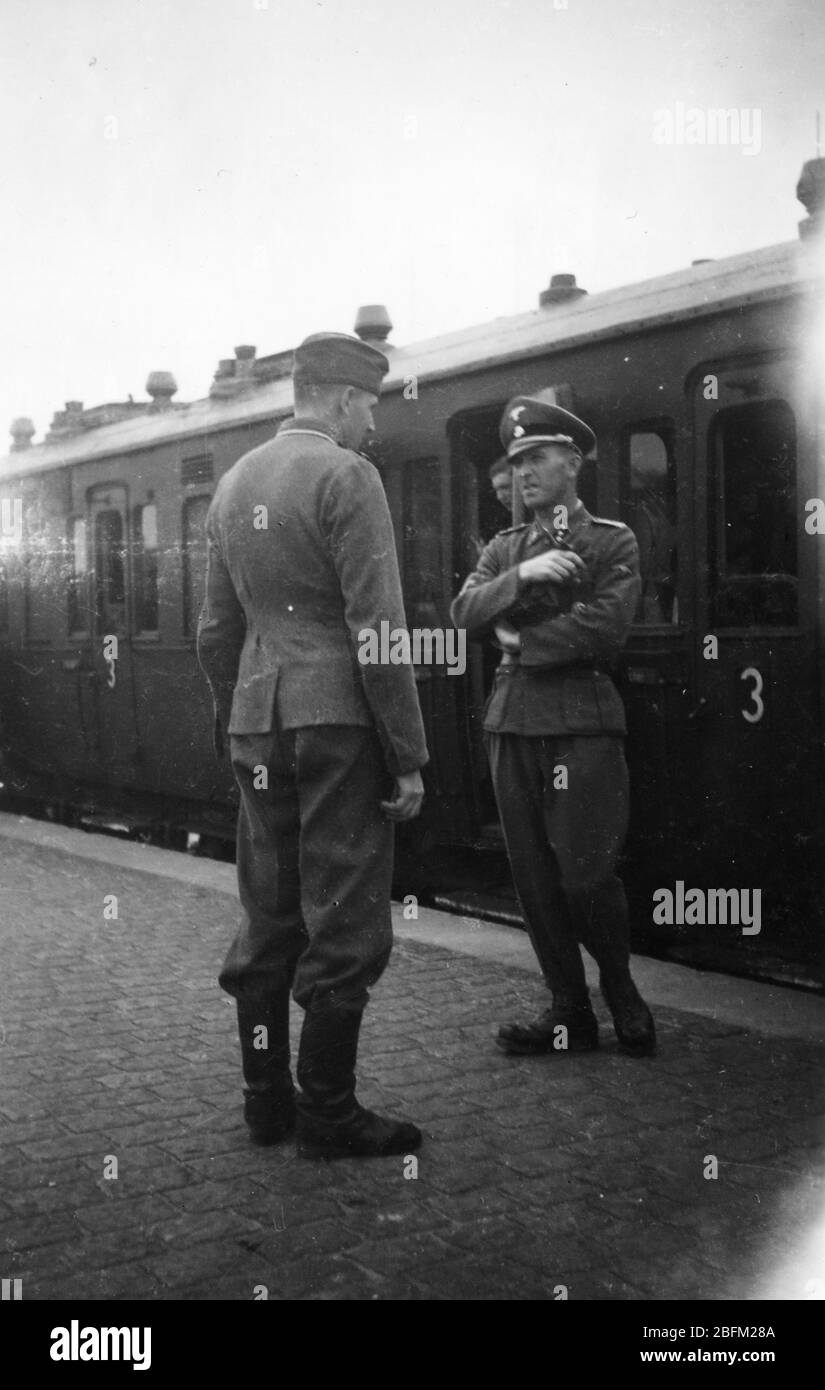 2. Weltkrieg, SS-Soldaten in Dresden mit dem Zug nach Belgien, Deutschland Stockfoto