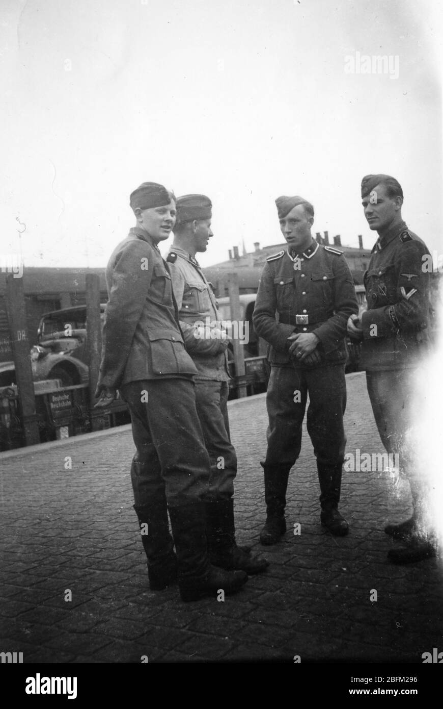2. Weltkrieg, SS-Soldaten in Dresden mit dem Zug nach Belgien, Deutschland Stockfoto
