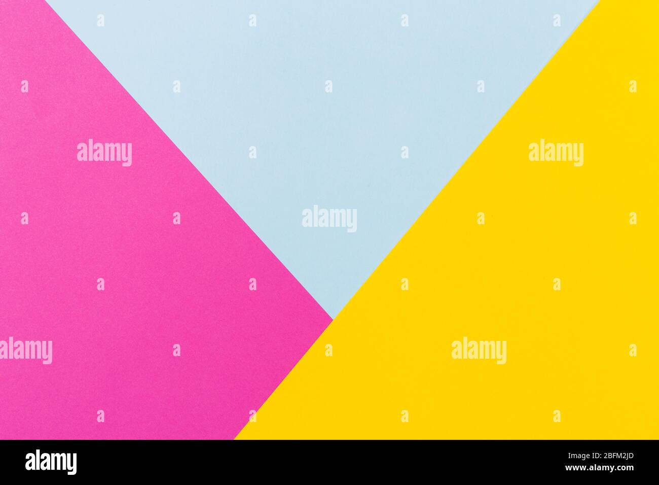 Abstrakt blau rosa und gelb Farbe Papier Geometrie Zusammensetzung Hintergrund. Kopierbereich. Freier Platz für Text. Stockfoto
