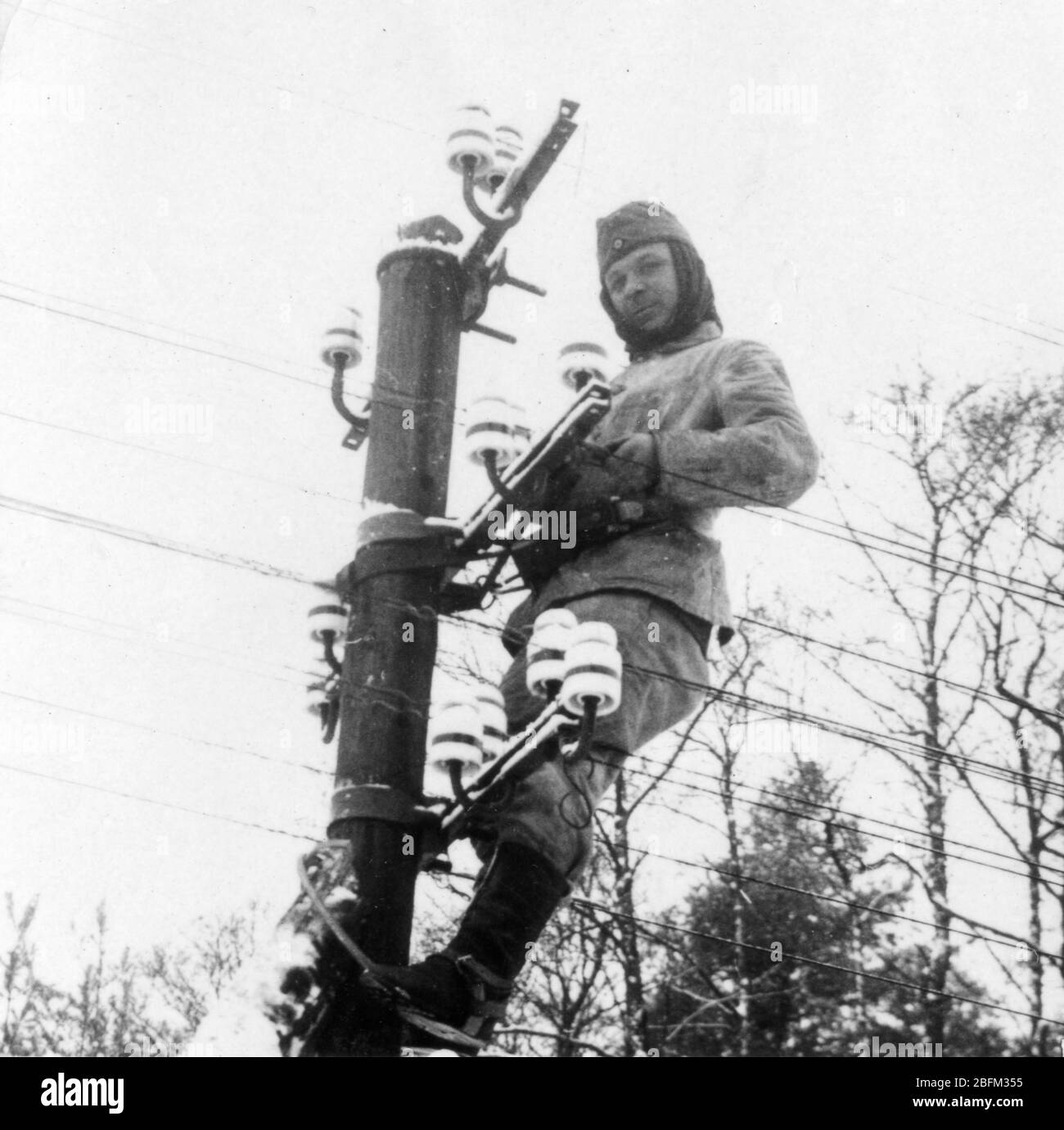 2. Weltkrieg, SS-Soldaten, die das Telefonkabel in Deutschland befestigen Stockfoto