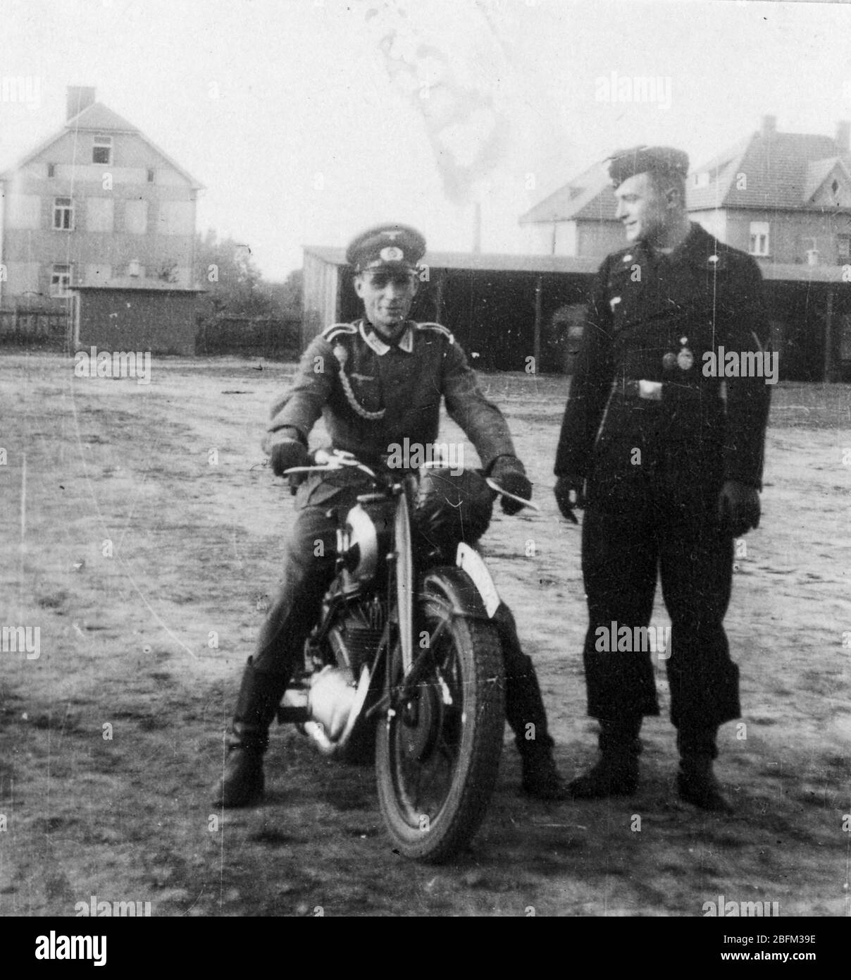 2. Weltkrieg, SS totenkopf Soldat und Offizieller auf dem Motorrad in Dresden, Deutschland Stockfoto