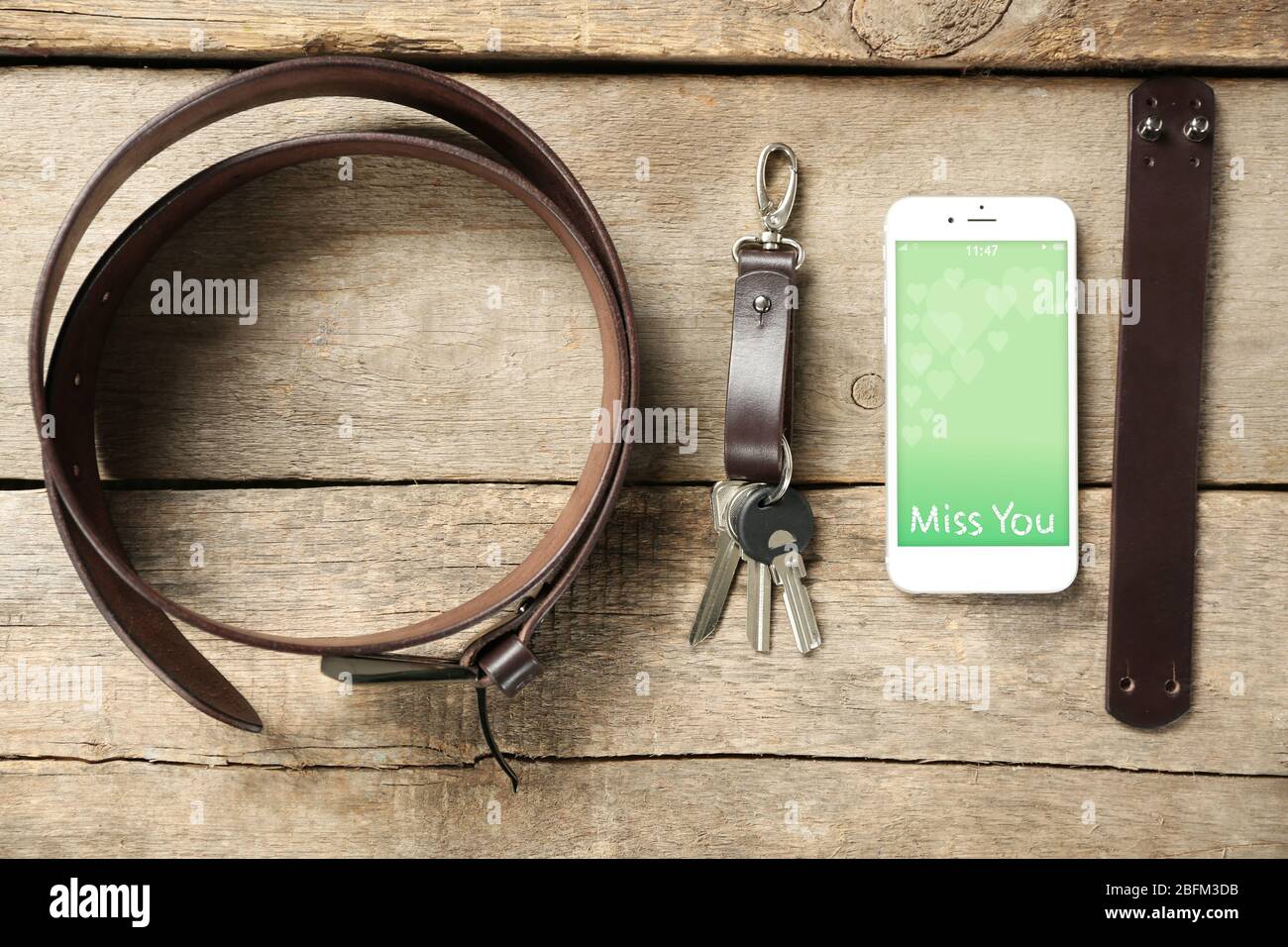 Modische Accessoires auf hölzernen Hintergrund Stockfoto