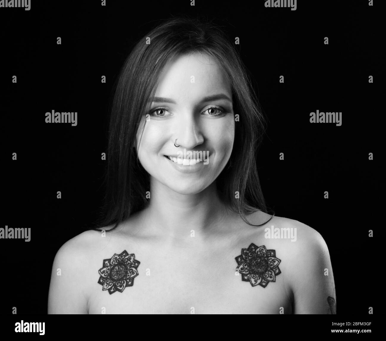Schöne junge Frau mit Tattoos, Retro-Stilisierung Stockfoto