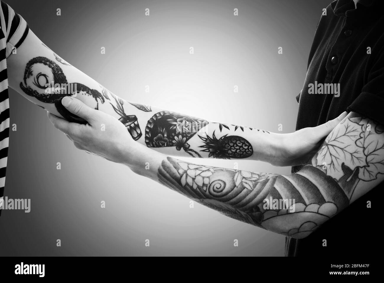 Frauen- und Männerhände mit Tattoo zusammen, Retro-Stilisierung Stockfoto