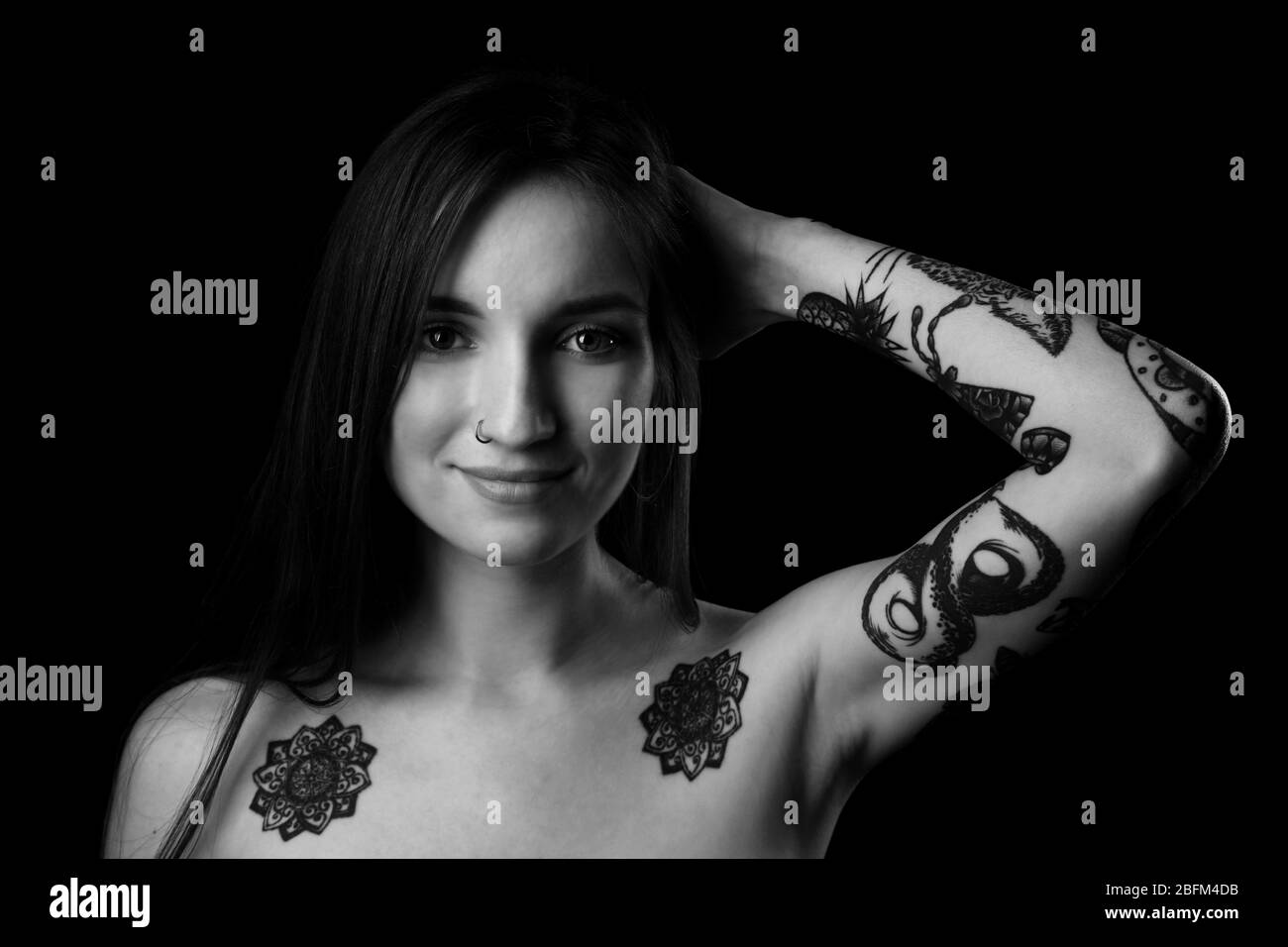 Schöne junge Frau mit Tattoos, Retro-Stilisierung Stockfoto