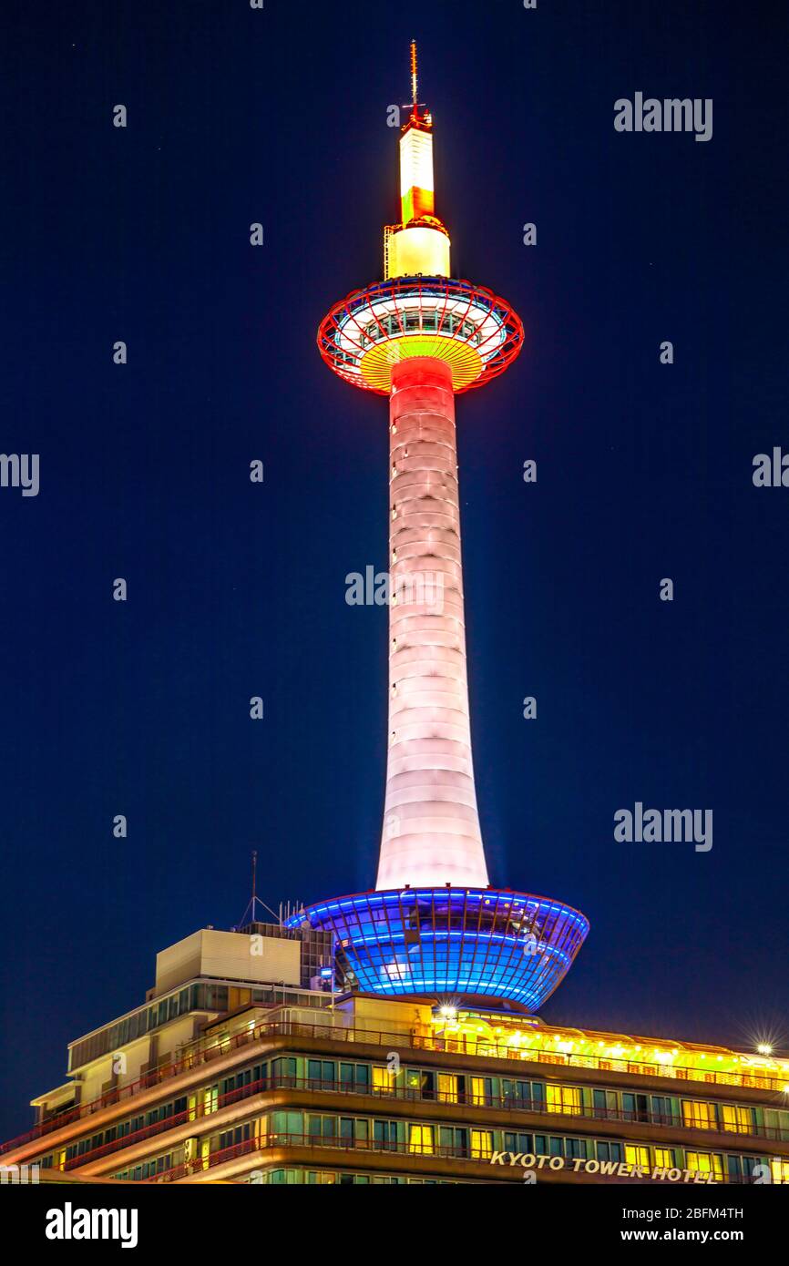 Kyoto, Japan - 27. April 2017: Kyoto Tower mit Aussichtsplattform bei Nacht beleuchtet. Der Leuchtturm, der die Stadt Kyoto beleuchtet. Stockfoto