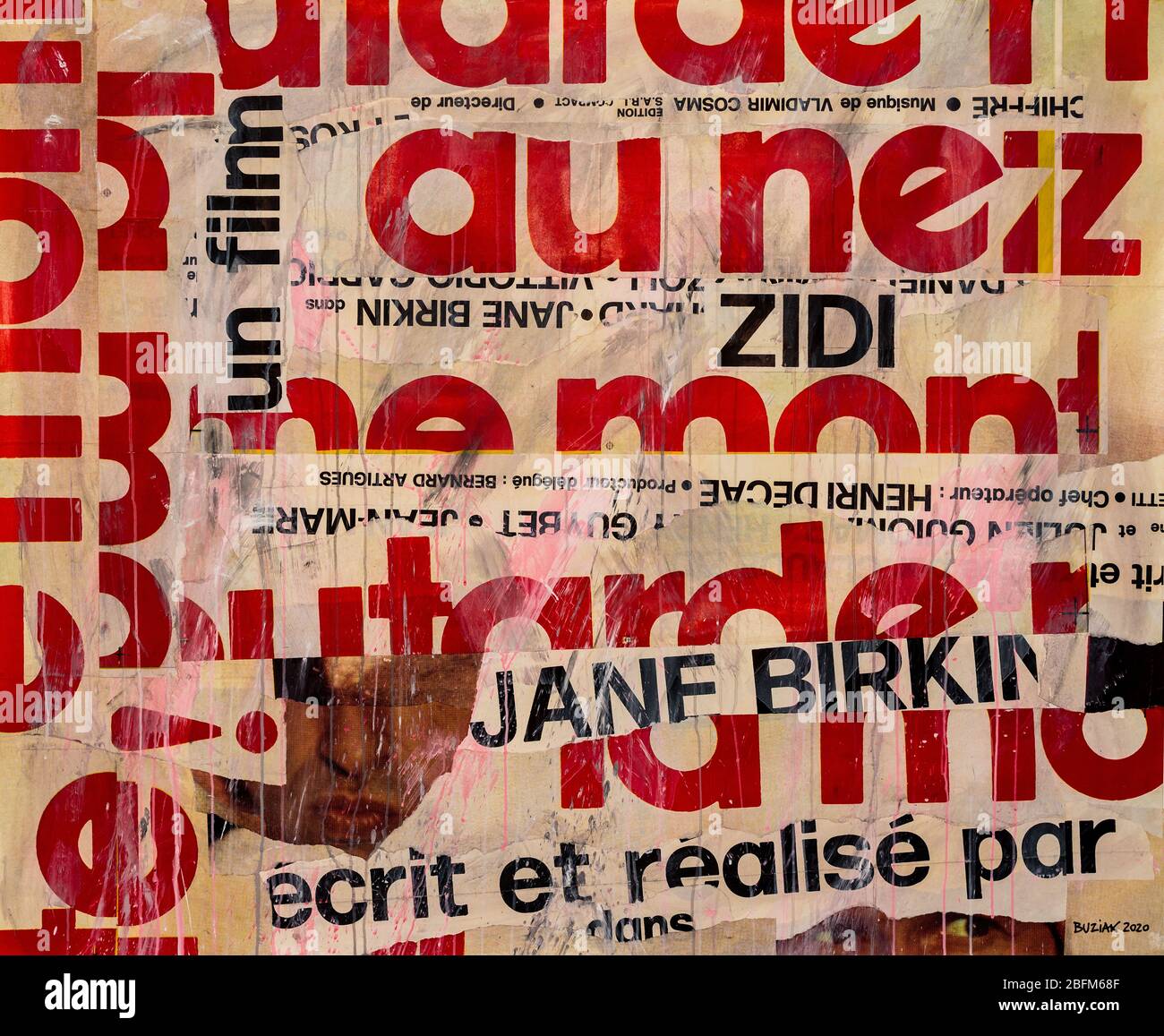 Ed Buziaks abstraktes Filmplakat-Collage, die an seine Studiowand geflemmt ist. Stockfoto