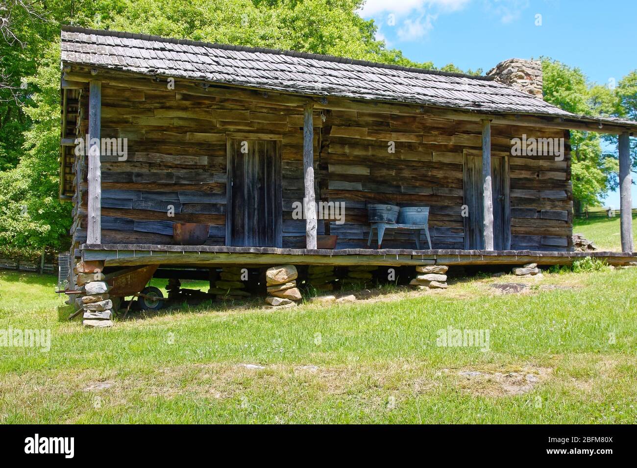 Alte Blockhütte, Veranda, 2 Türen, Waschkübeln auf Stand, Schatten, Sonne, Brush Mountain, Hensley Siedlung; Cumberland Gap National Historic Park; Kentucky; Stockfoto