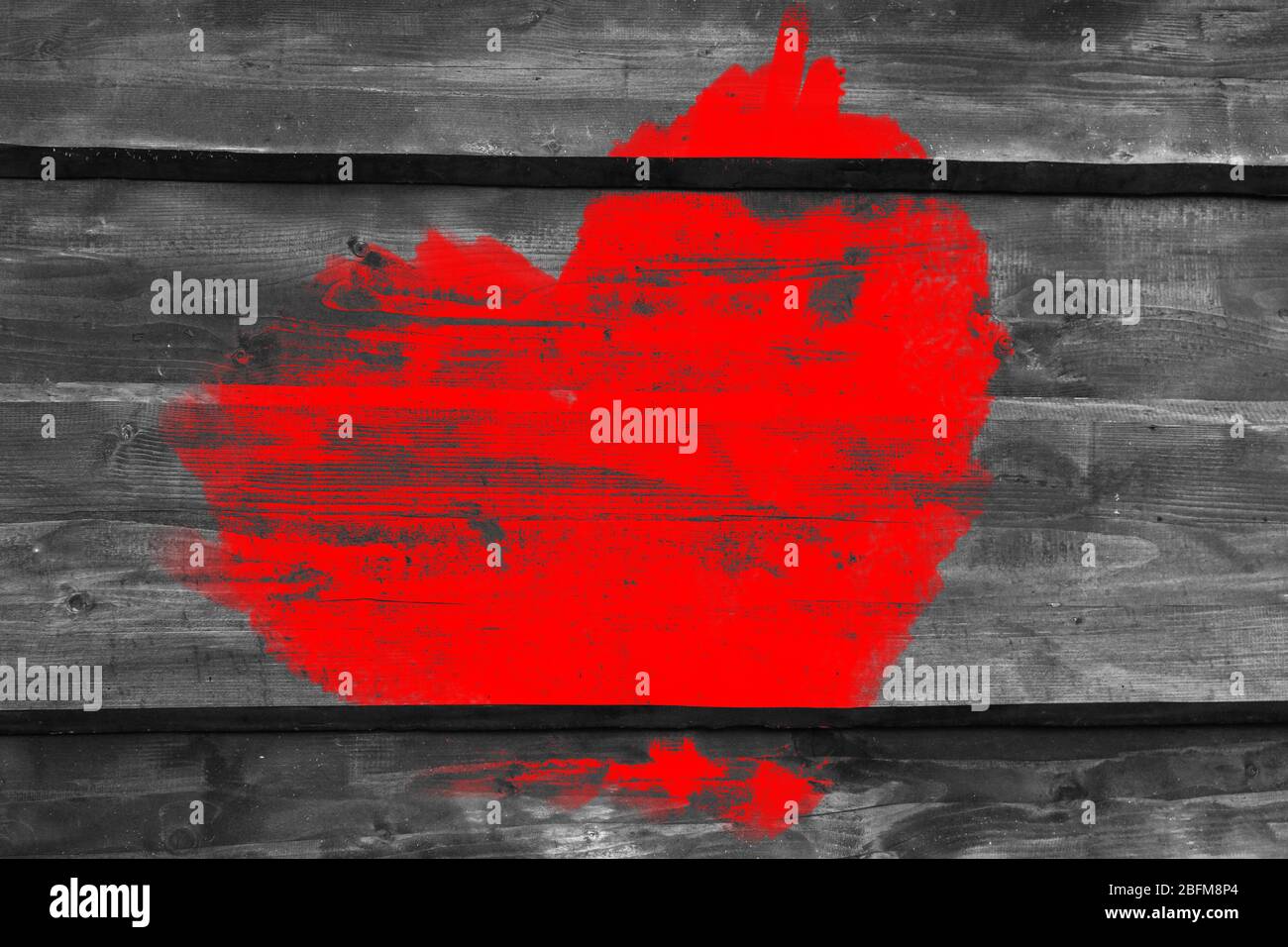Rotes Herz auf alten Holzwand Hintergrund gemalt Stockfoto