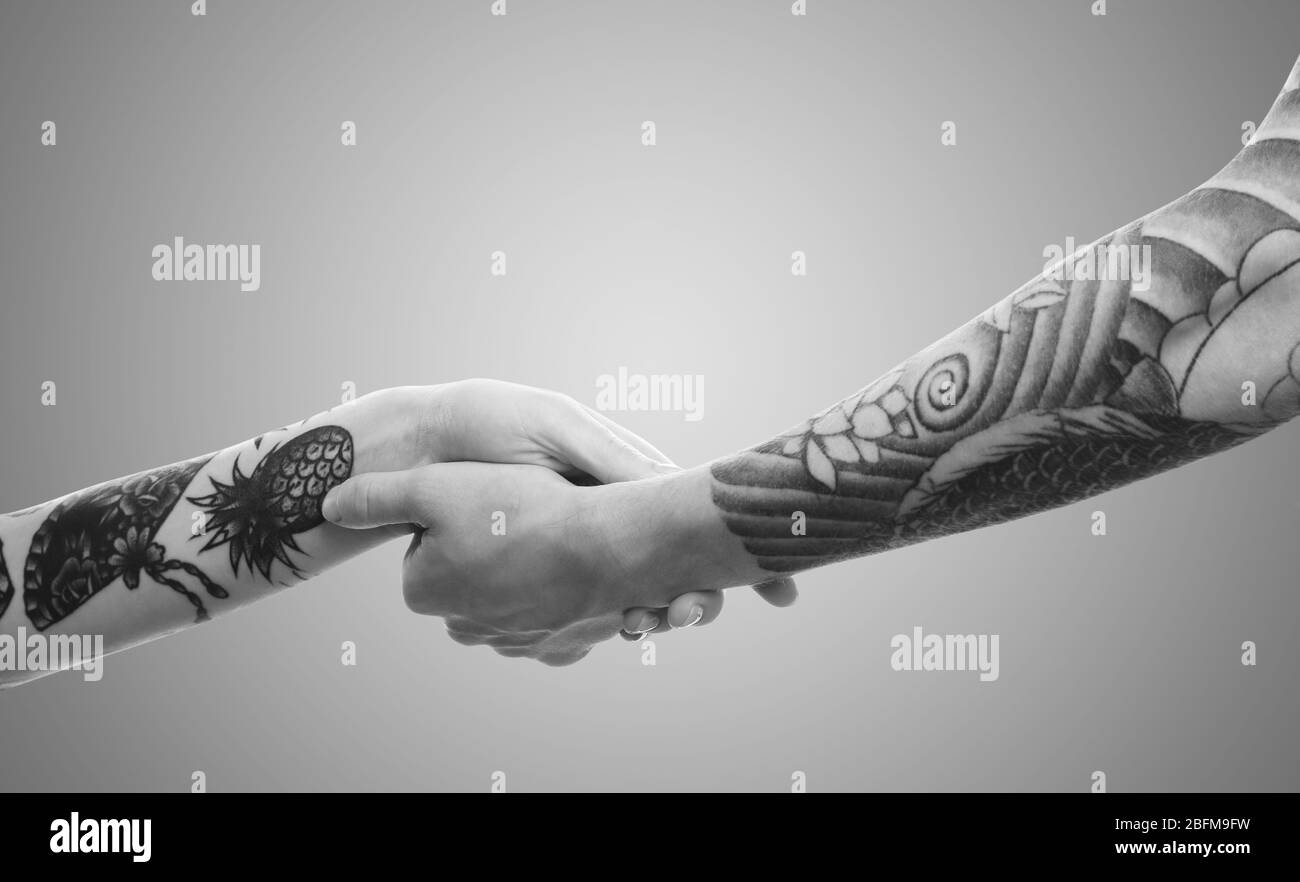 Frauen- und Männerhände mit Tattoo zusammen, Retro-Stilisierung Stockfoto