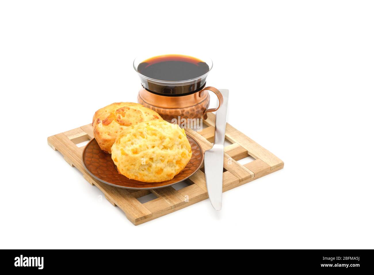 Frisch gebackener Käse Tee Keks serviert mit Kaffee fotografiert auf einem weißen Hintergrund mit reichlich Kopierfläche. Stockfoto