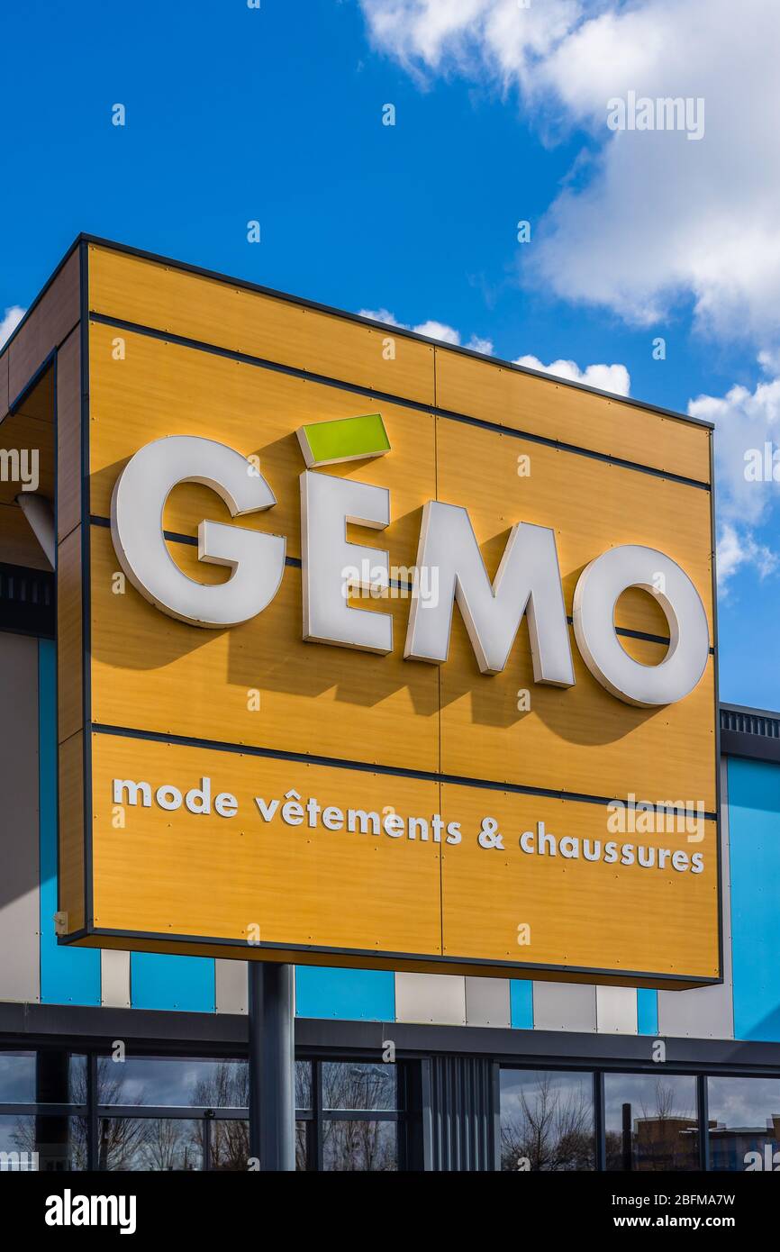 'GEMO' Supermarkt Corporate Schild über dem Eingang des Geschäfts - Chatellerault, Vienne, Frankreich. Stockfoto