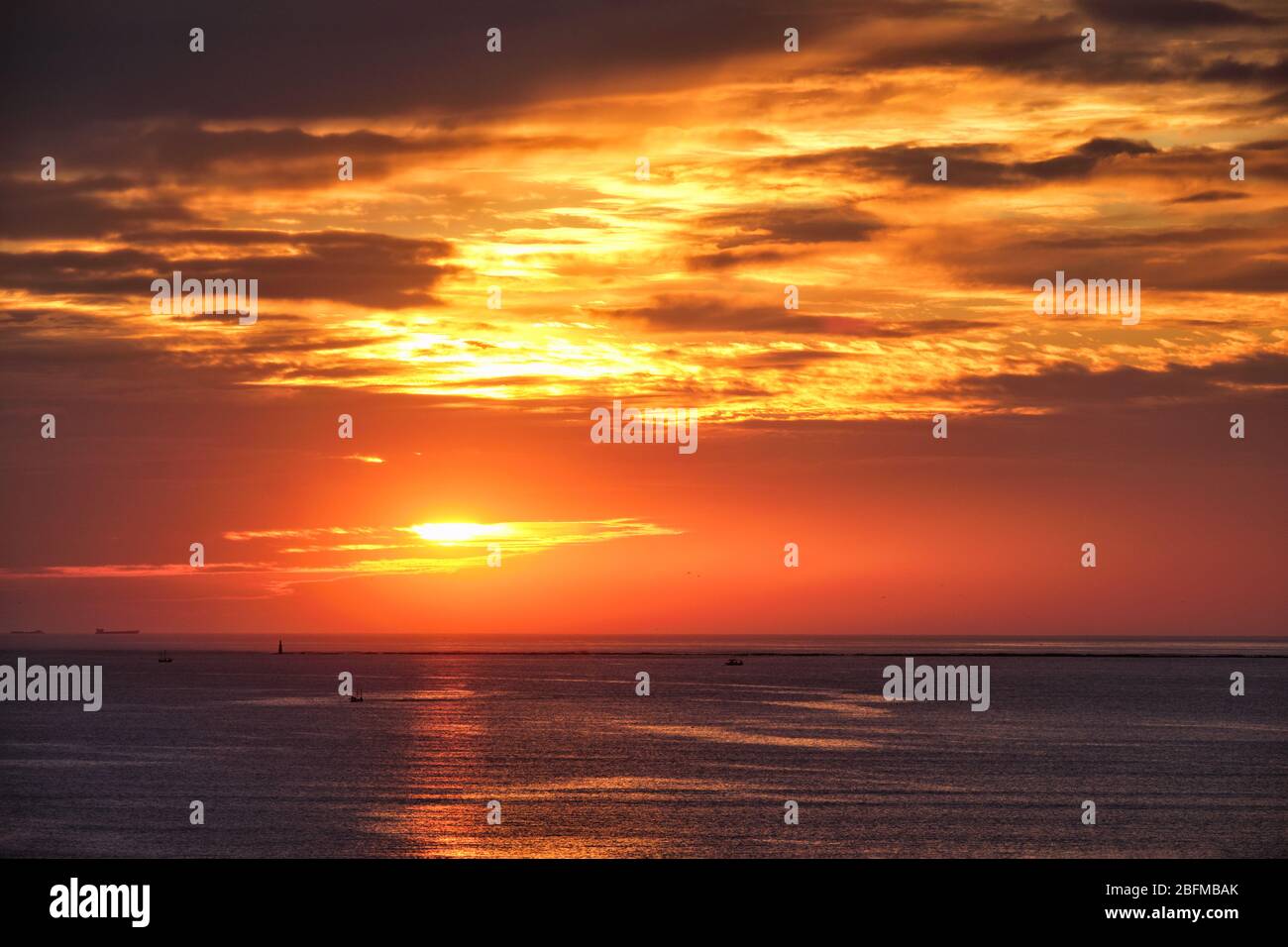 Sonnenuntergang am Meer mit Booten Stockfoto