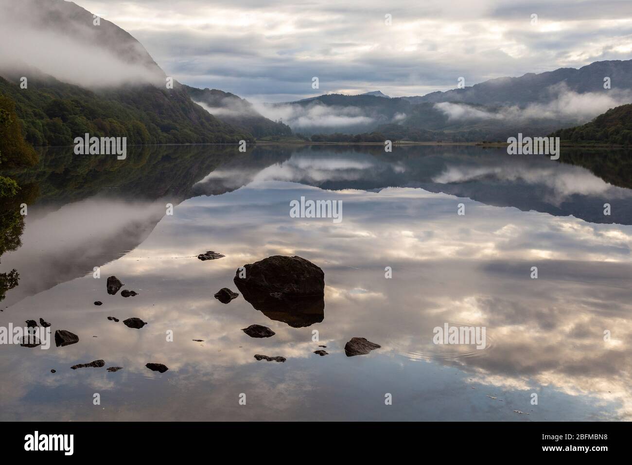 Blick auf den Llyn Gwynant See am frühen Morgen, Snowdonia, Wales Stockfoto