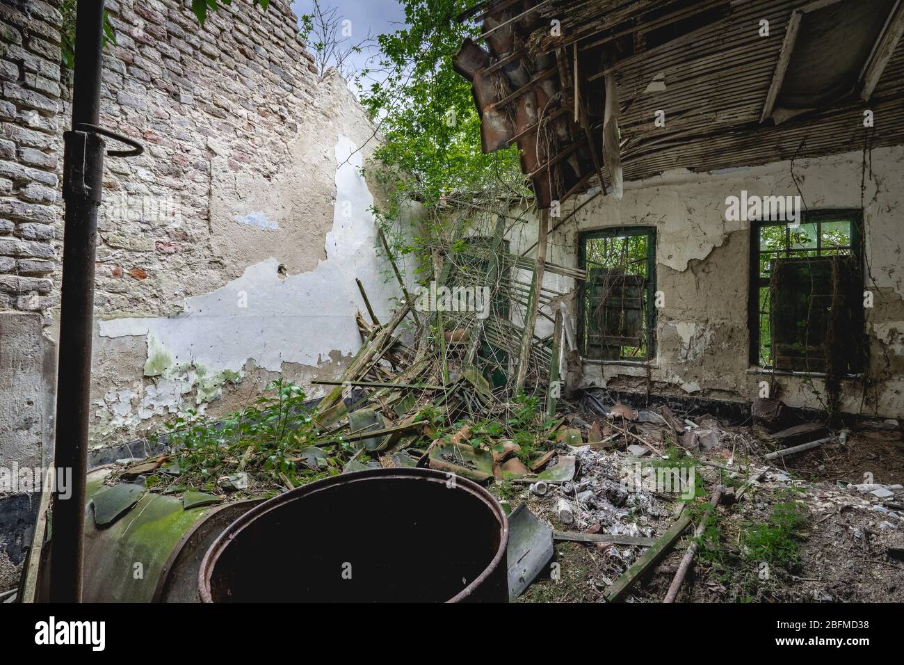Urbex, Städtische Erkundung, Alte verlassene Farm. Stockfoto