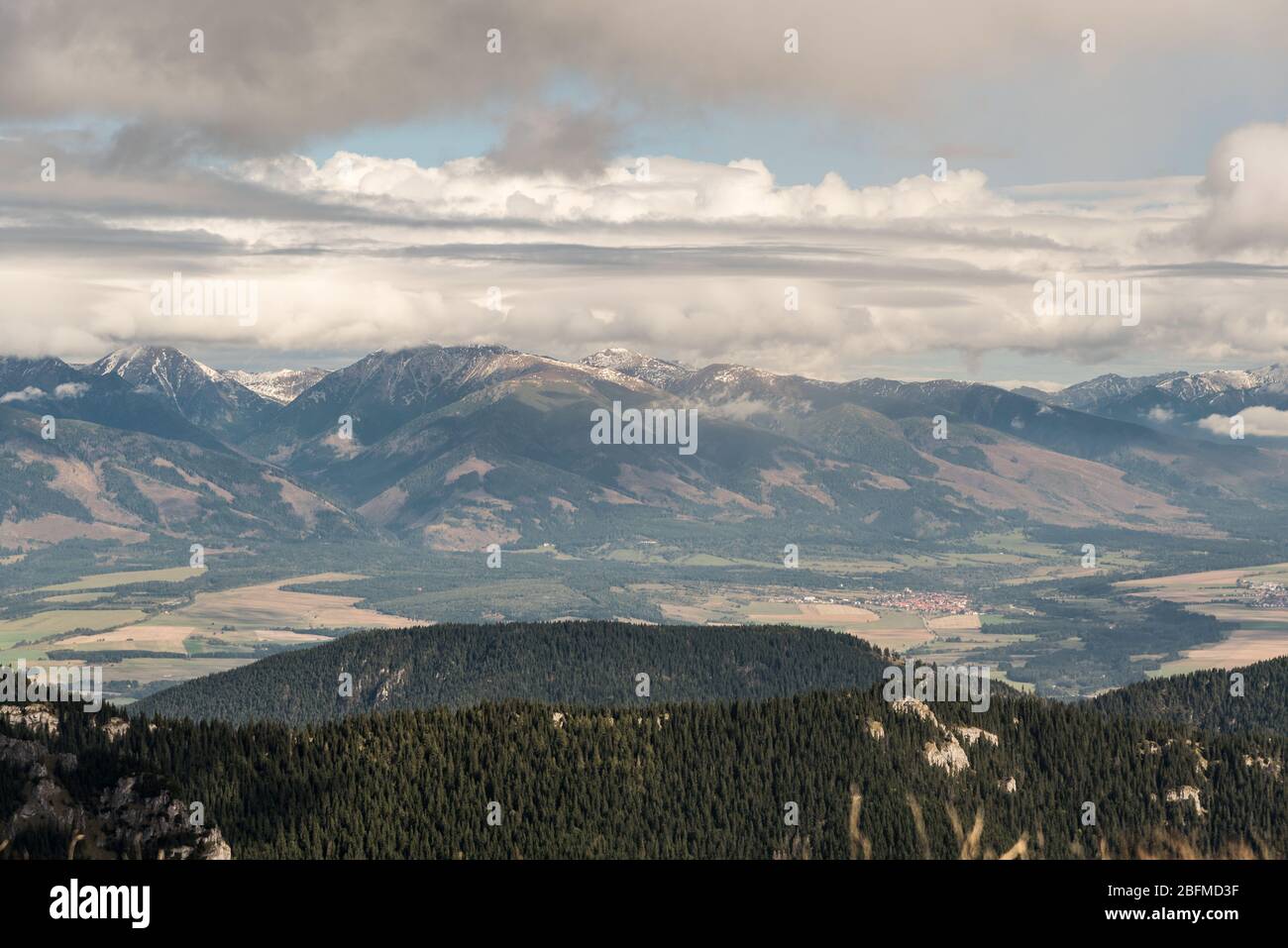 Blick auf die Zapadne Tatry Berge von Kralov stol unten Dumbier Berggipfel im Herbst Nizke Tatry Berge in der Slowakei Stockfoto