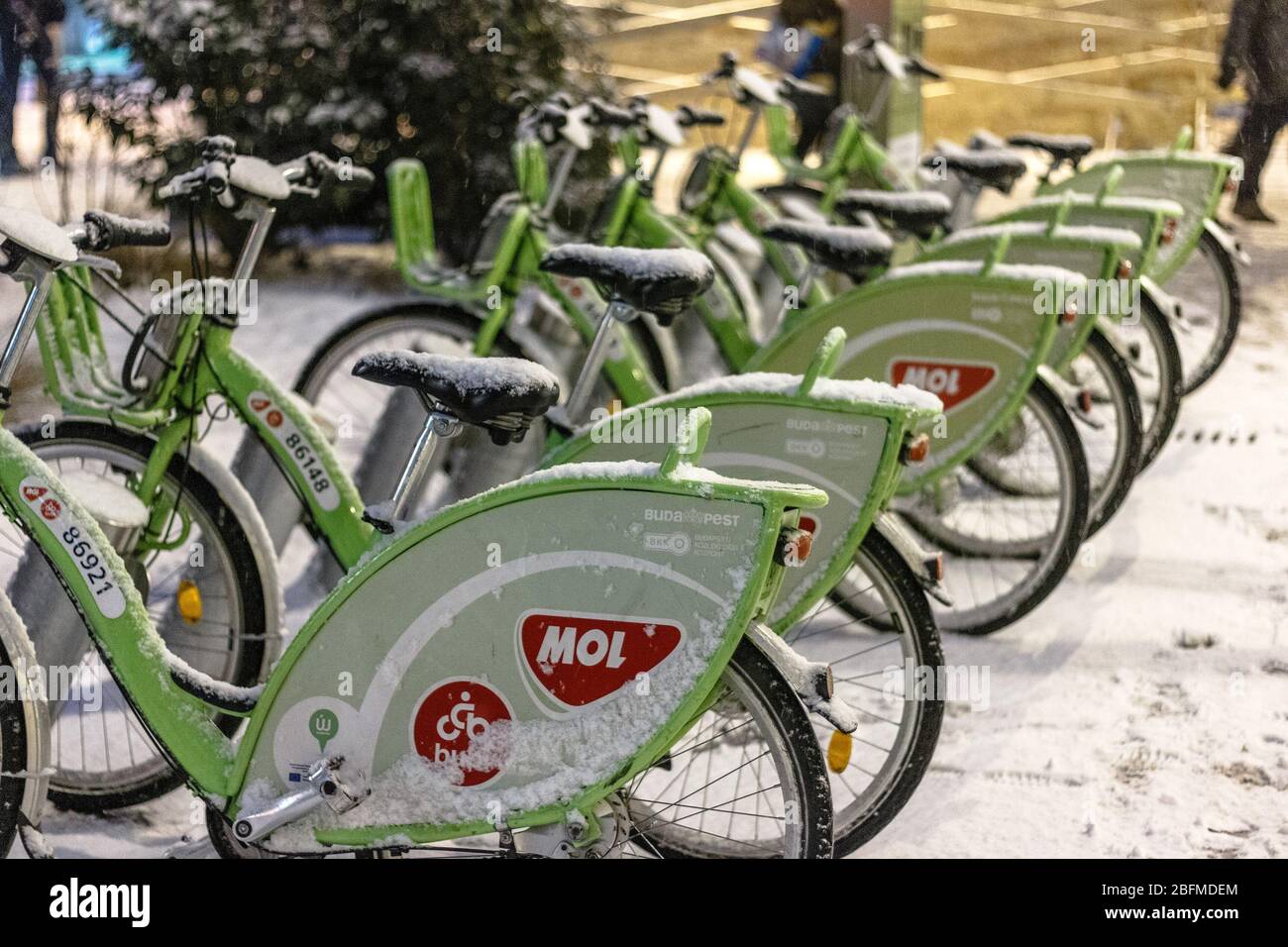 Eine Andockstation für das BUBI Fahrradverleihsystem in Budapest im Winter Stockfoto