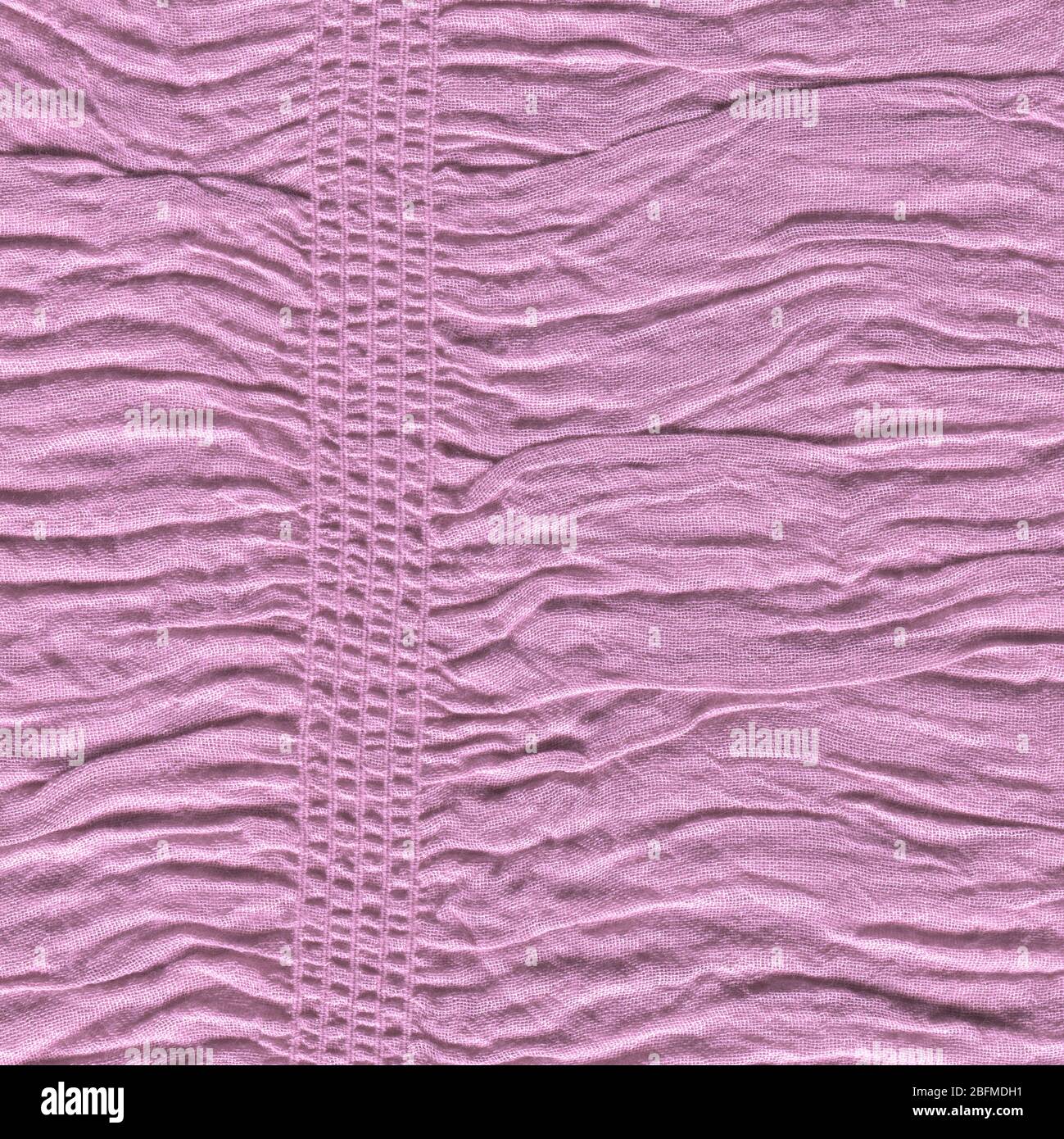 Textur aus leinen violetten Stoff. Violetter Materialhintergrund Stockfoto