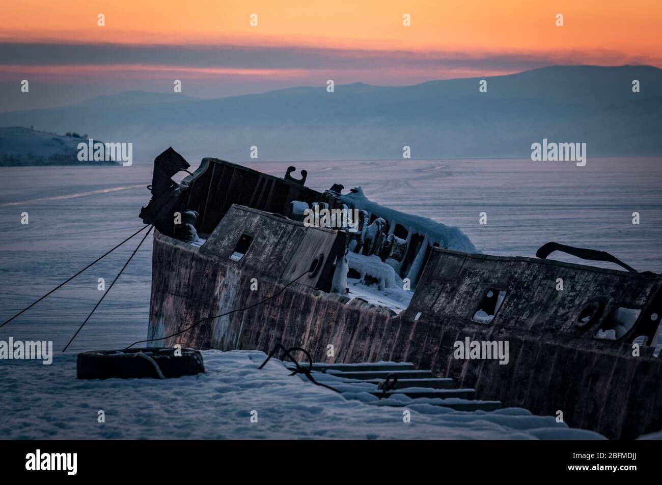 Altes verlassenes Boot im Hafen von Khoujir im Winter, Baikalsee, Insel Olkhon, Sibirien, Russland. Stockfoto