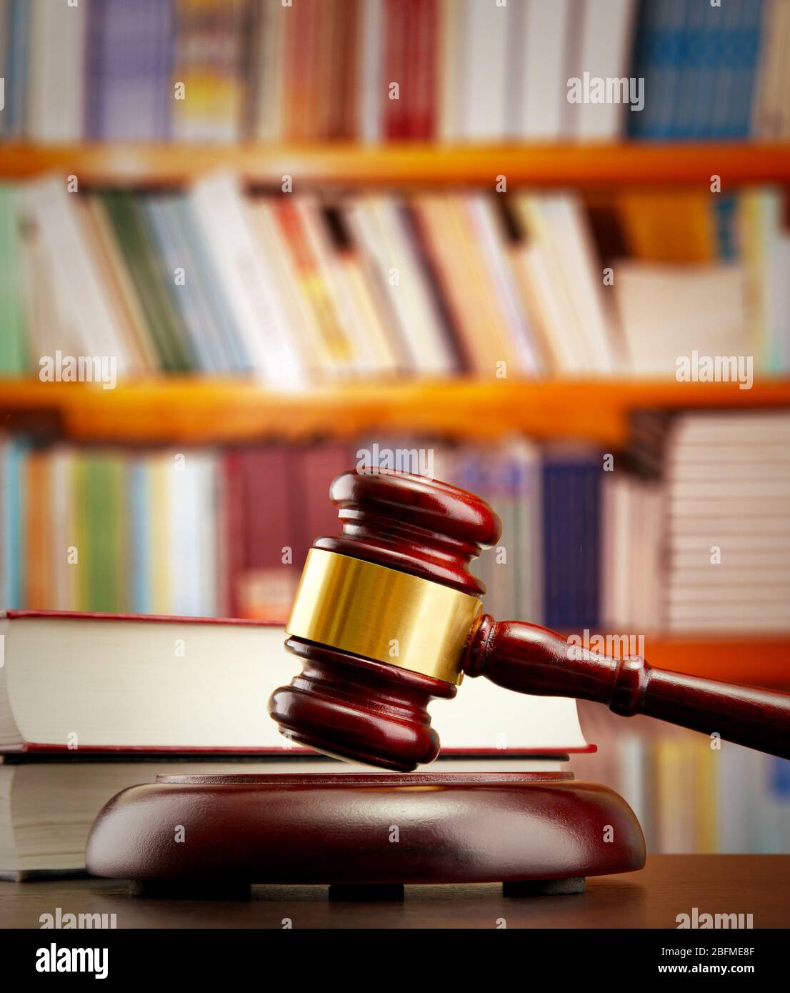 Richter gavel auf Holztisch auf Bücherregale Hintergrund Stockfoto