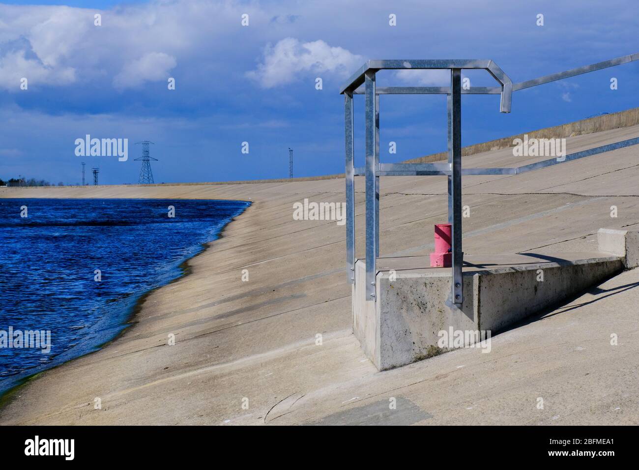 Staudamm Beobachtung Aussichtspunkt, Metallgeländer, Wasserkraftwerk Stockfoto