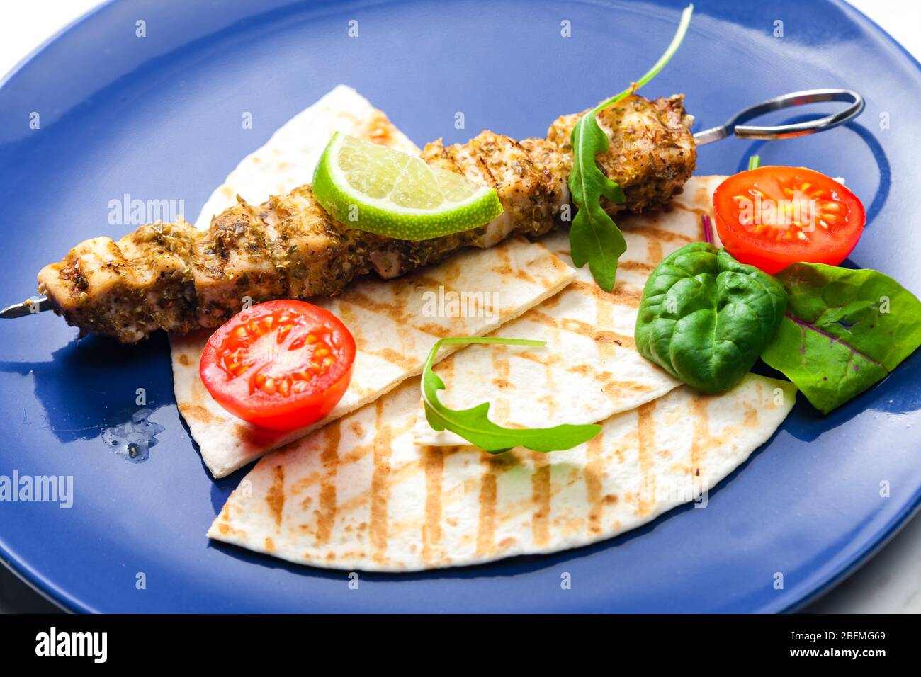 Griechische Spieße von Huhn mit Oregano Stockfoto