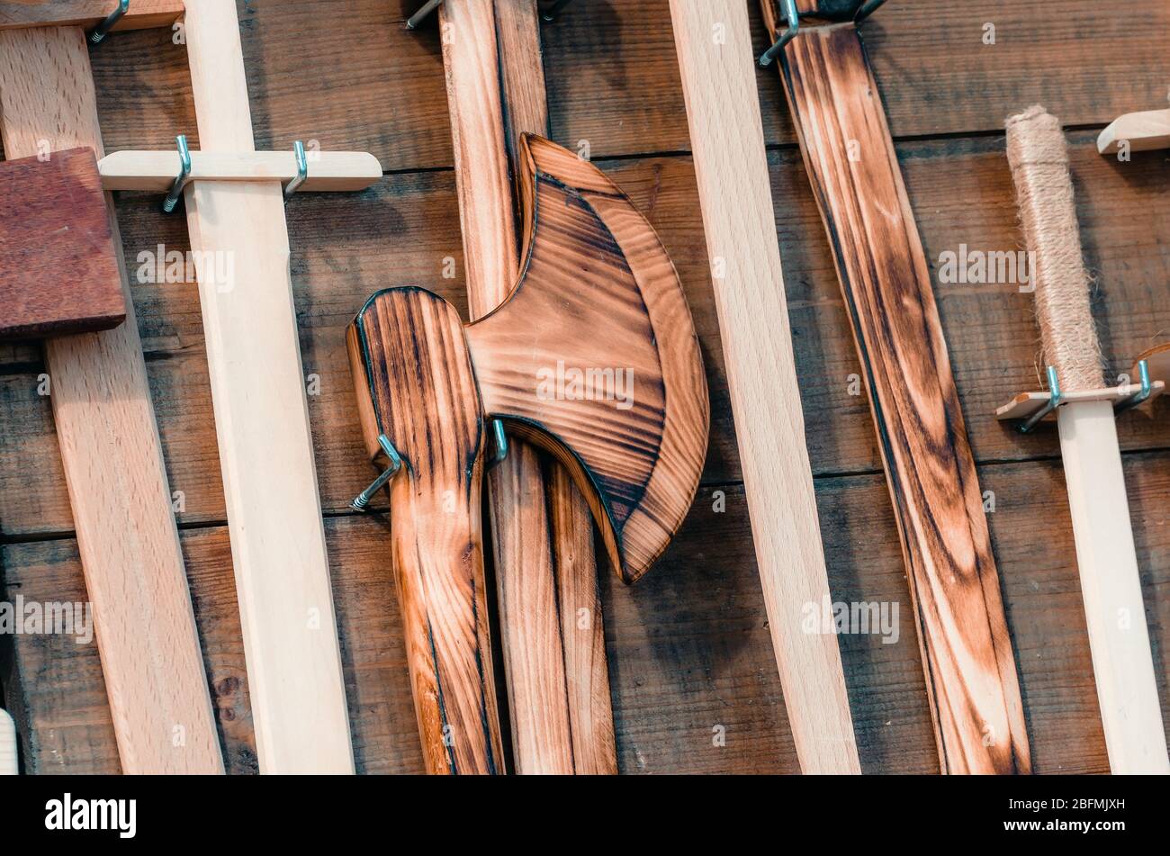 Komplett hölzerne Axt auf einem hölzernen Hintergrund Stockfoto