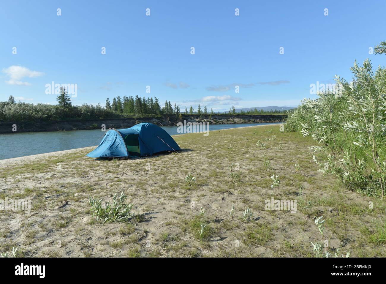 Zelt am Ufer des Flusses in Yamal. Sommerausflug in den Polar-Ural Naturpark. Stockfoto