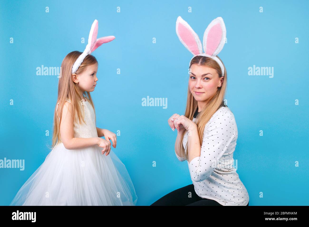 Familie bereitet sich auf Ostern. Nettes kleines Kind Mädchen und Mutter tragen Häschen Ohren. Stockfoto