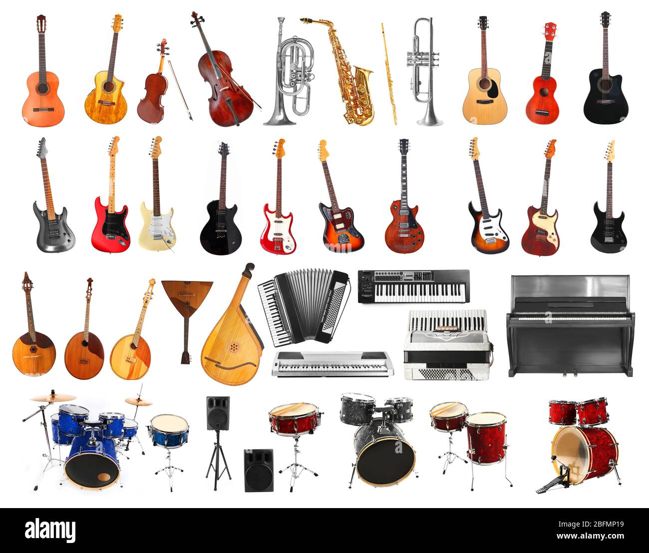 Collage von Musikinstrumenten isoliert auf weiß Stockfoto