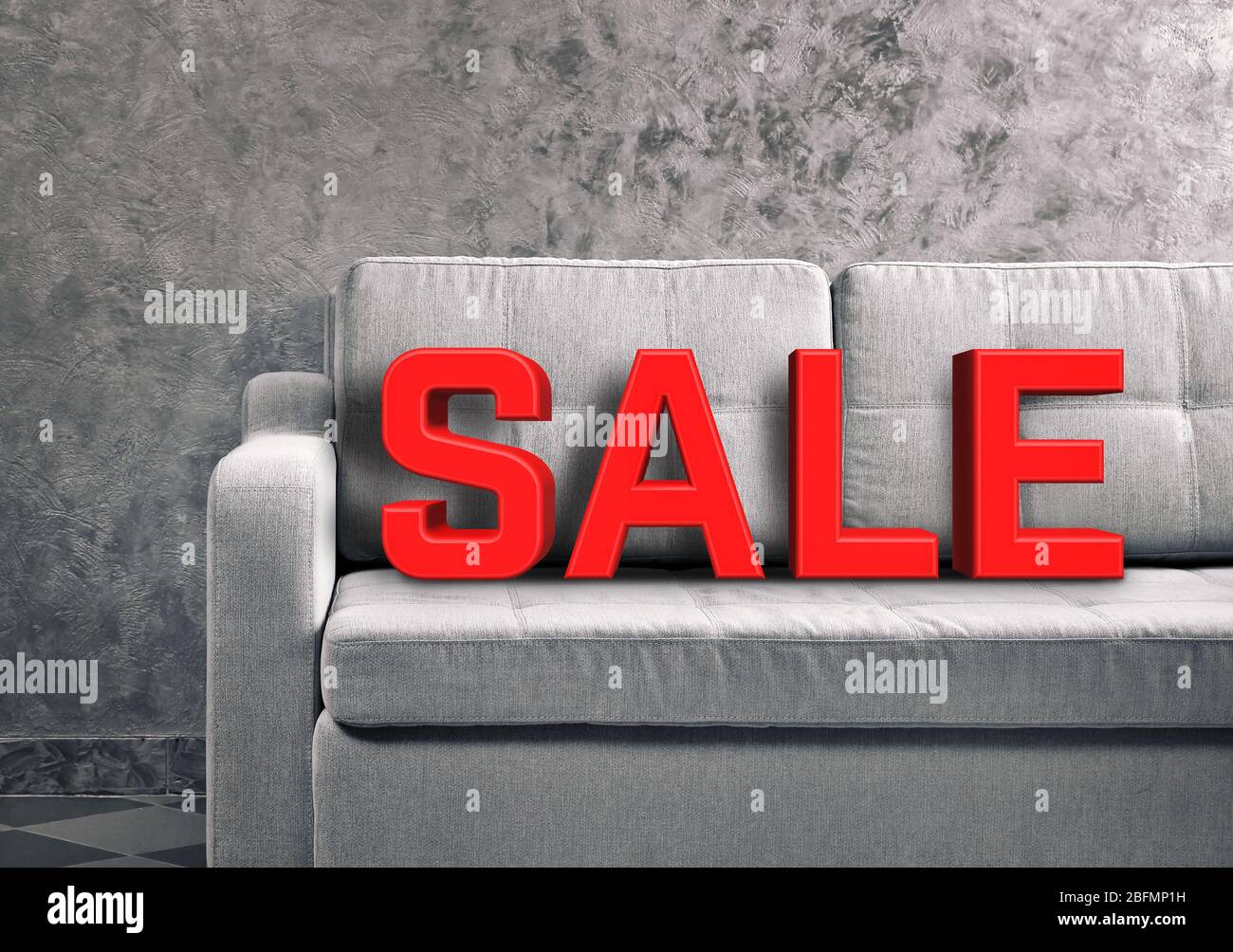 Verkaufskonzept. Bequemes Sofa gegen graue Wand im Zimmer Stockfoto