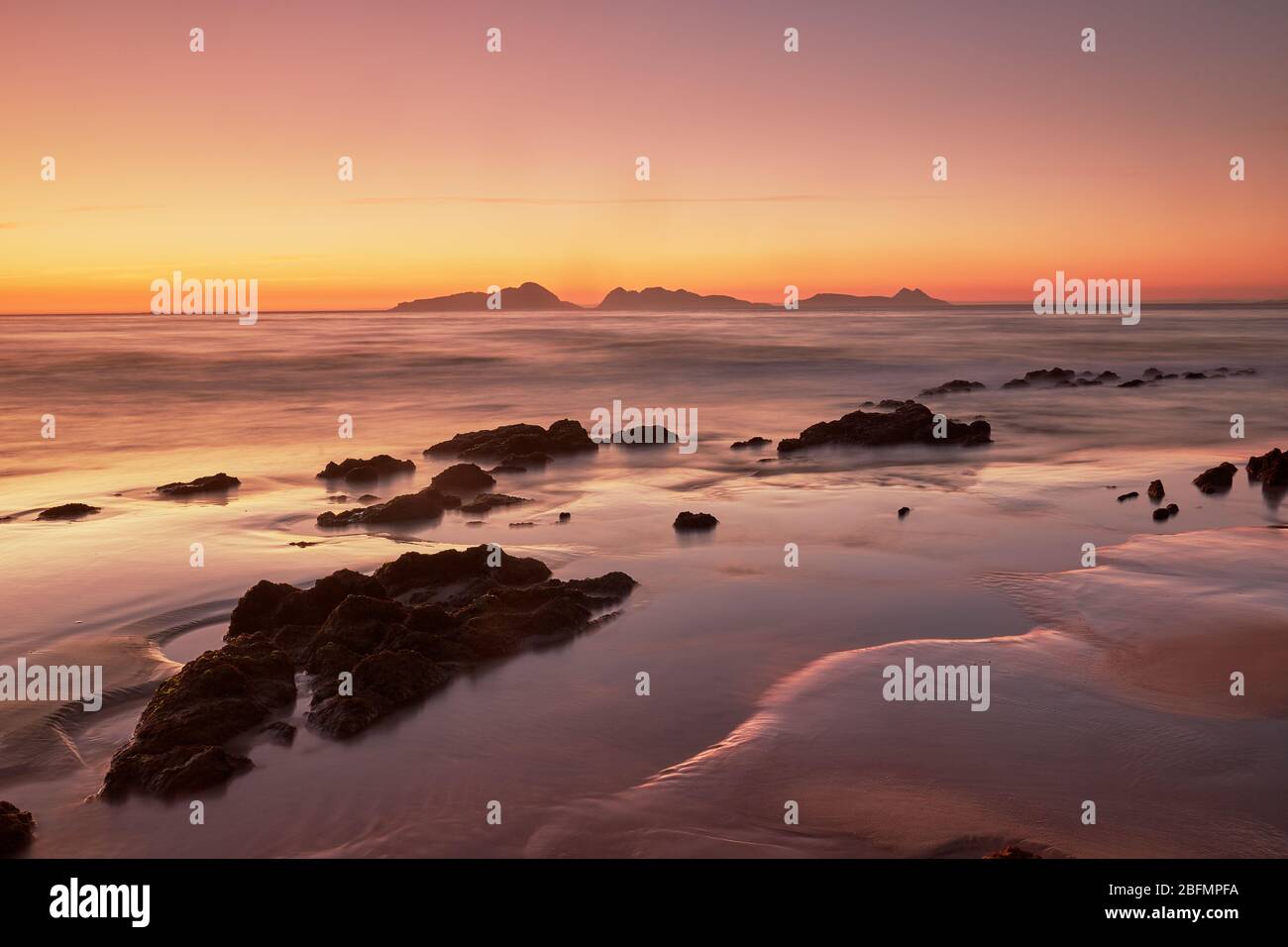 Sonnenuntergang am Strand von Patos mit der Silhouette der Cies-Inseln im Hintergrund. Stockfoto