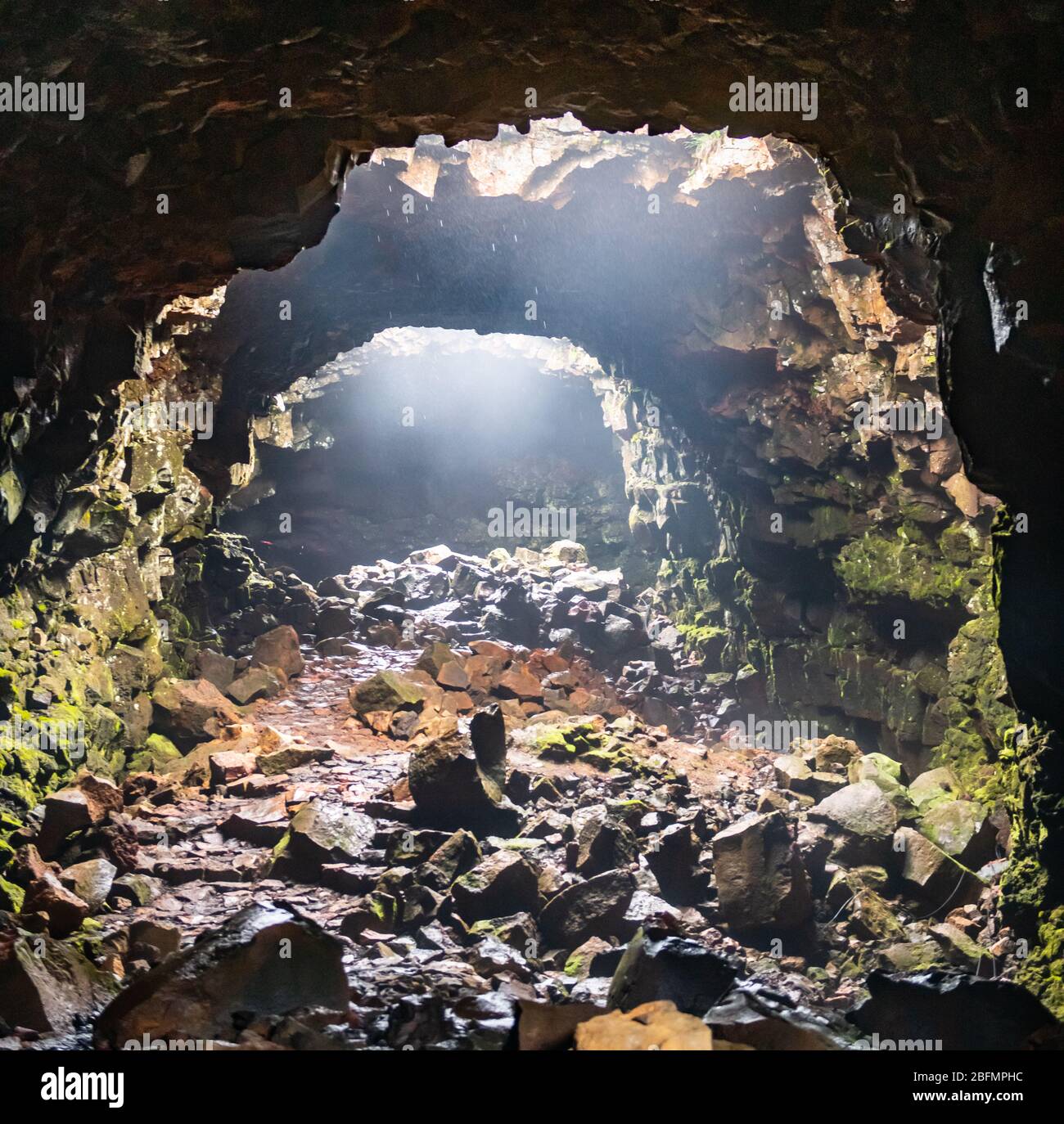 Alte Lava Höhle in Island für Touristen geöffnet Stockfoto