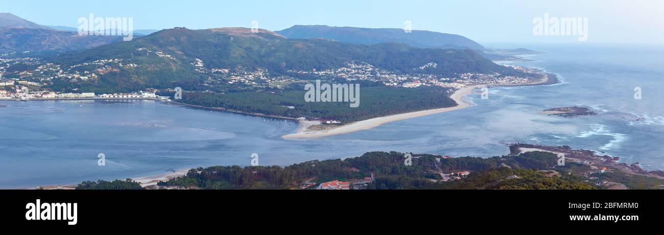 Sonnenuntergang an der Mündung des Flusses Miño, macht die Grenze zwischen Spanien und Portugal. Stockfoto