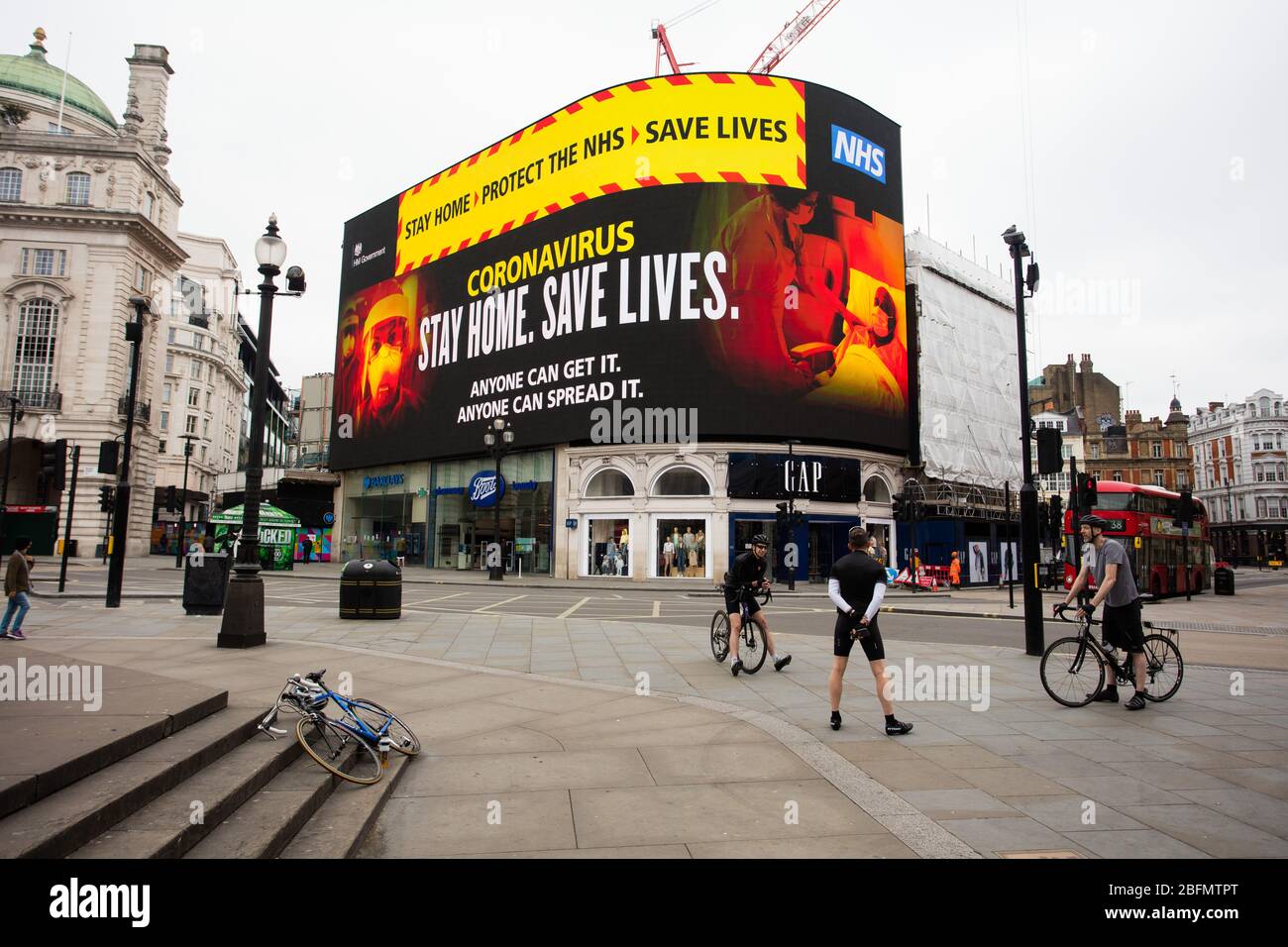 Bleib Zu Hause. Schützen Sie das NHS. Leben Retten. Eine Anzeige von der britischen Regierung wird auf dem Werbungsbildschirm im piccadilly Zirkus, zentralem Lon angezeigt Stockfoto