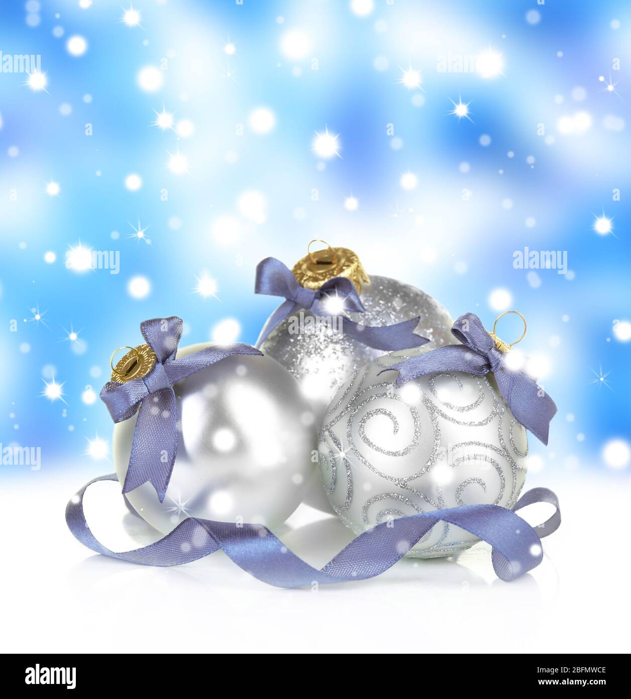 Weihnachtskugeln auf glänzend blauem Hintergrund Stockfoto