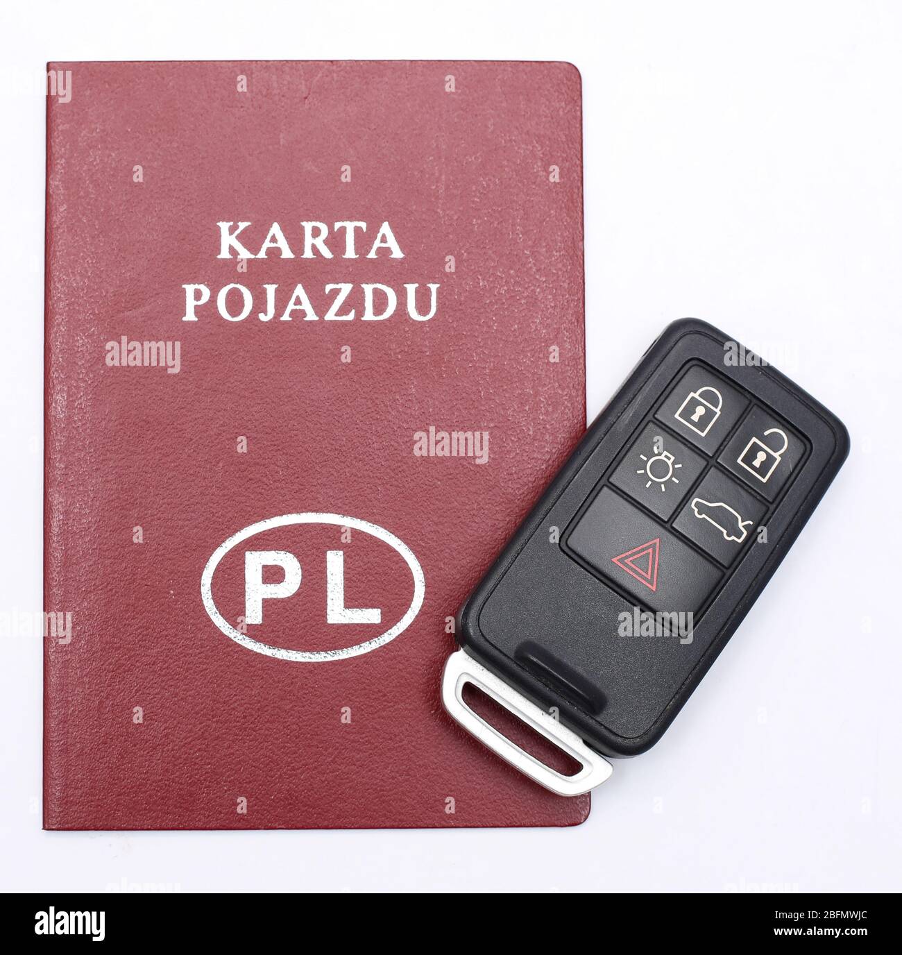 Tschenstochau, Polen - 18. April 2020: Polen Fahrzeugkarte und Fahrzeugschlüssel auf weißem Hintergrund Stockfoto