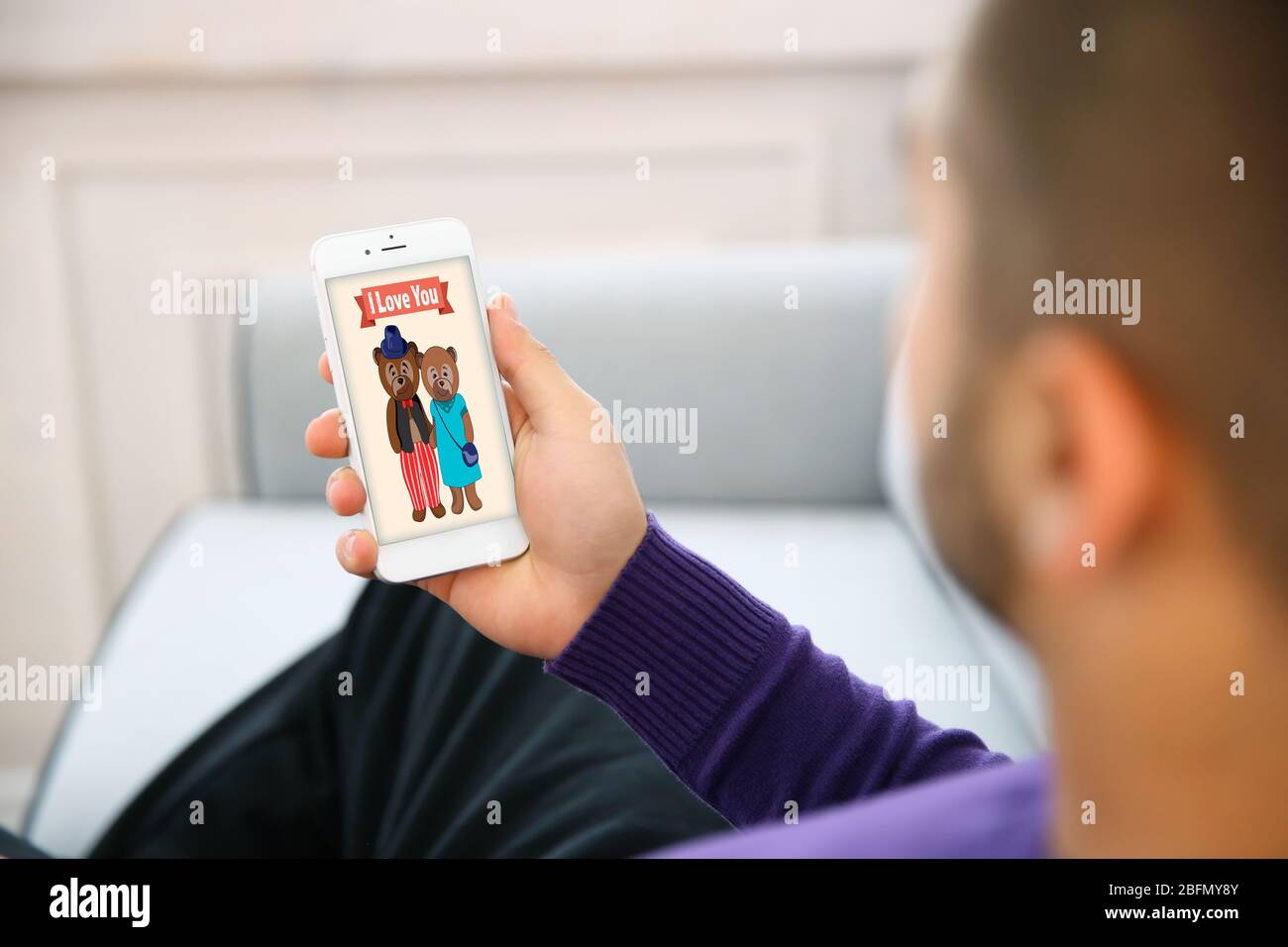 Junger Mann mit seinem Smartphone mit Bildschirmschoner, Nahaufnahme Stockfoto